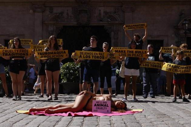 Activistes despullats protesta toros Palma / Efe