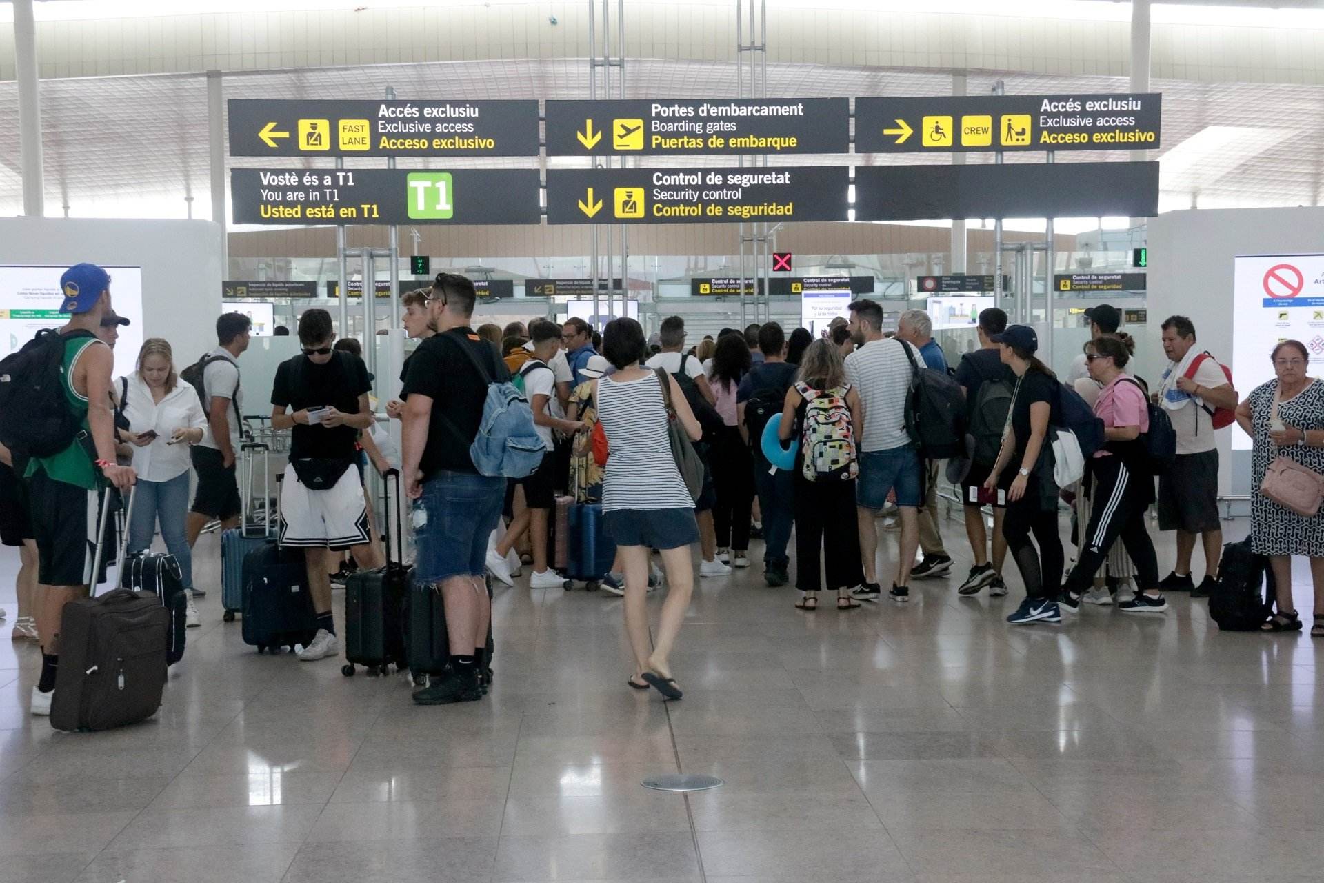 Los vigilantes del aeropuerto del Prat negocian con la empresa mejoras para evitar la huelga desde el 10 de agosto