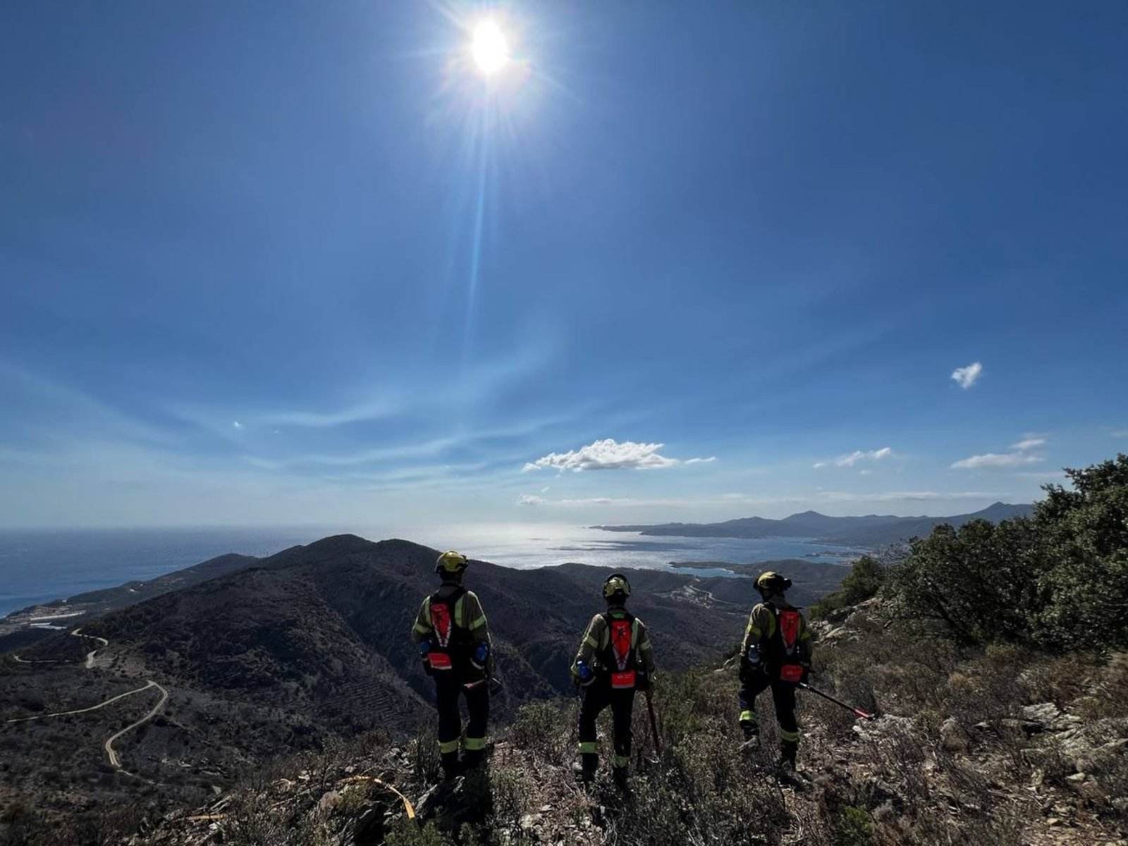 Els Bombers donen per controlat l'incendi de Portbou, que ha cremat prop de 600 hectàrees