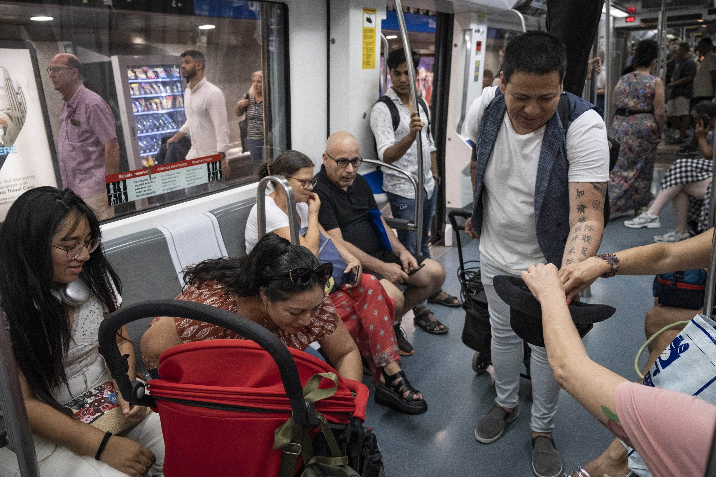 Actuaciones musicales y móviles a todo trapo: reclaman a TMB frenar el ruido en el transporte público