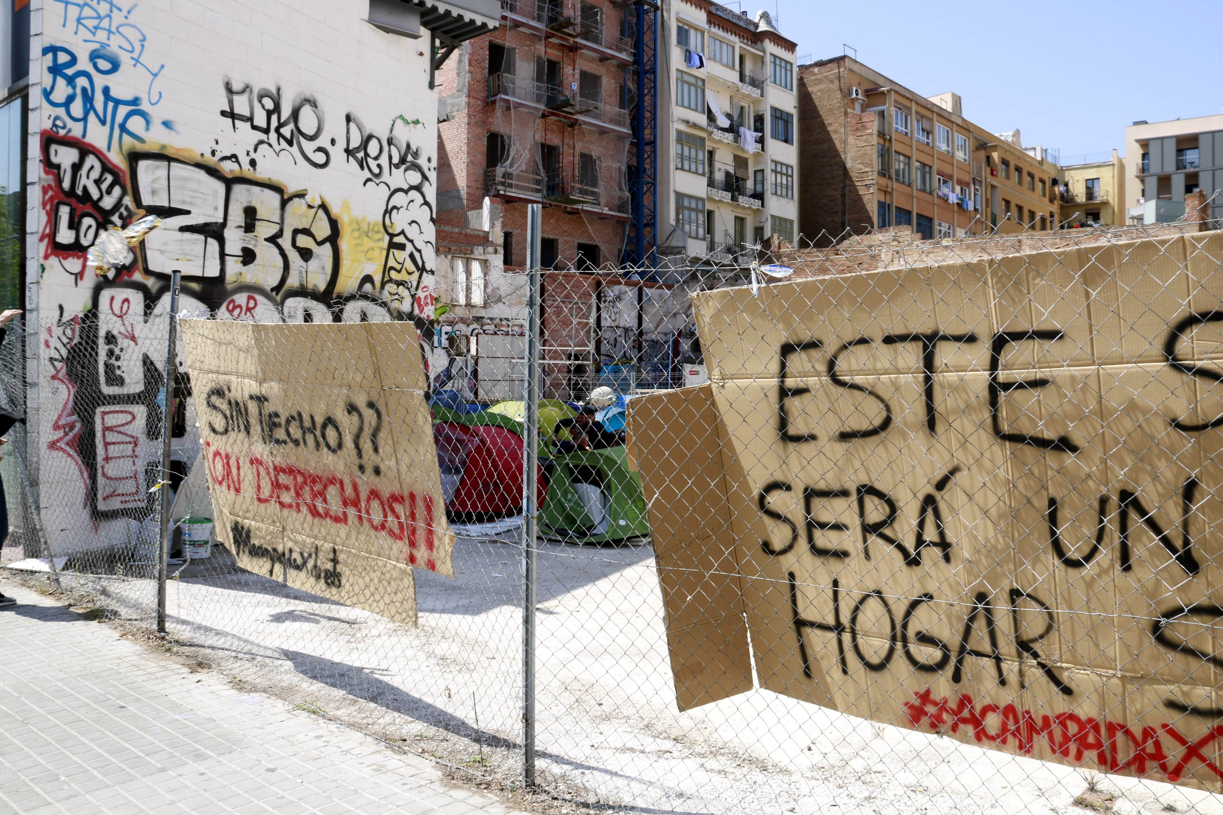 Els sensesostre desallotjats de plaça Catalunya es traslladen a Arc de Triomf