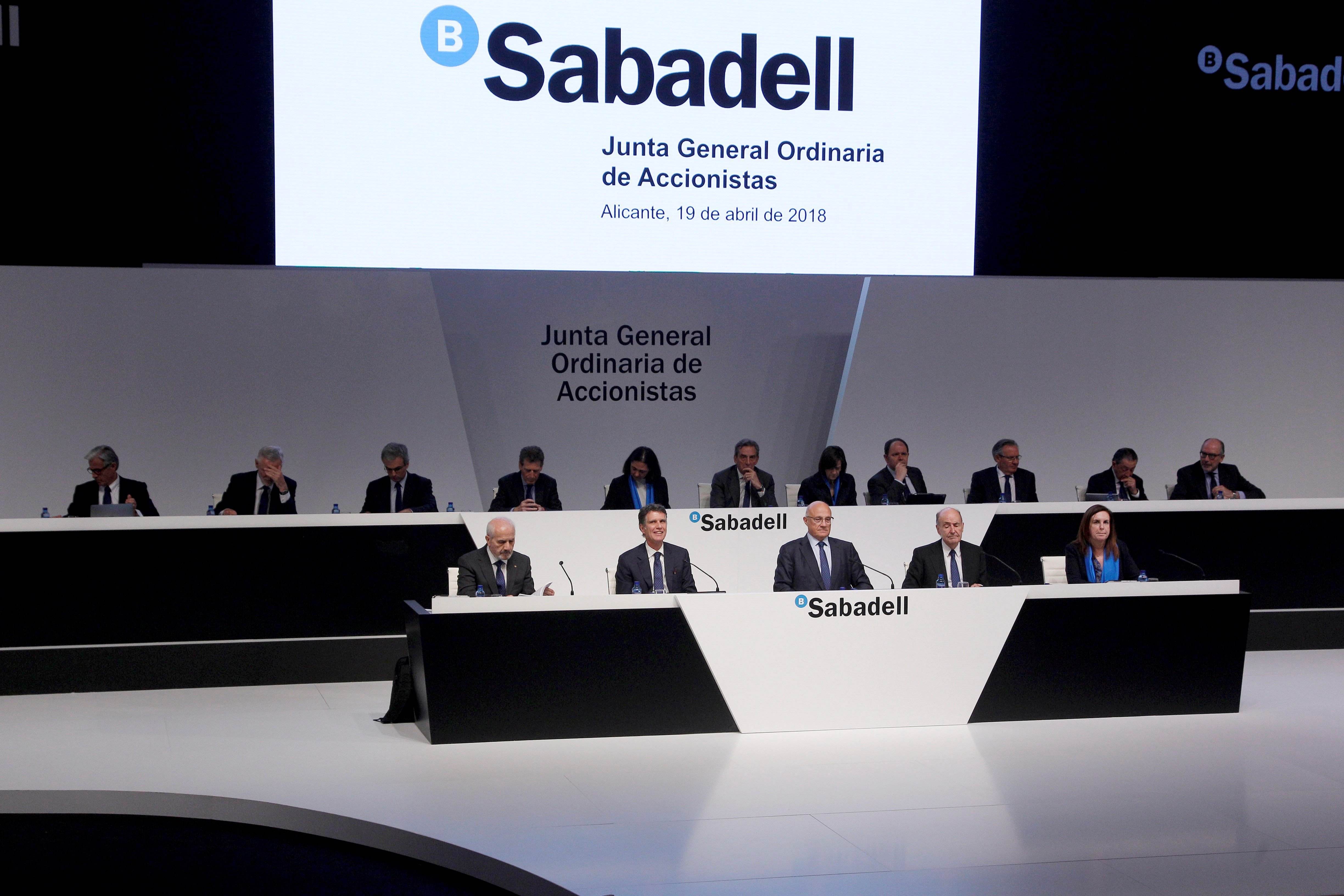 Accionistas del Sabadell increpan otro para pedir libertad para los presos