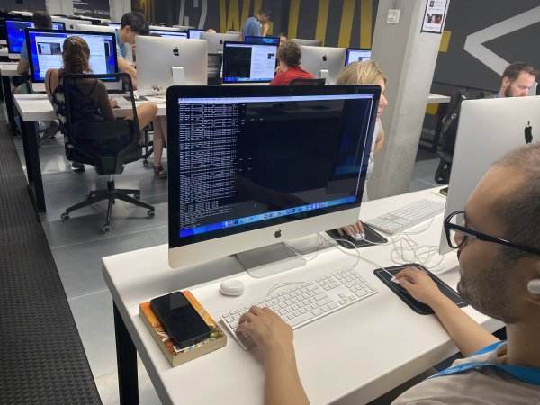 Interior de 42 Barcelona con estudiantes programando | Foto: DONDE|DÓNDE ECONOMÍA