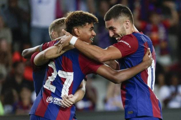 Lamine Yamal y Ferran Torres se abrazan en el Gamper / Foto: EFE