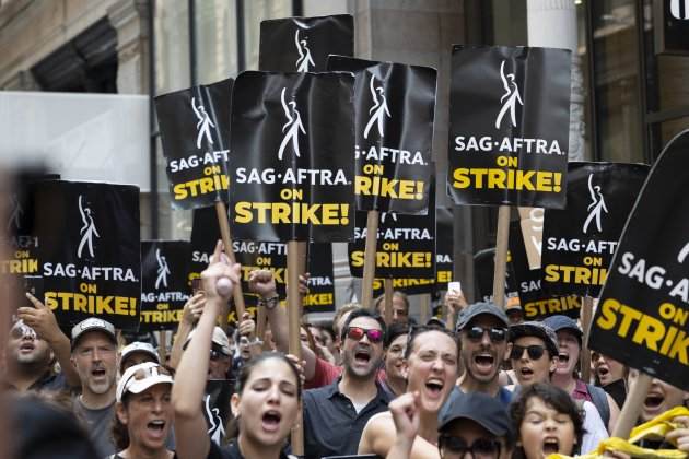 EuropaPress 5338561 17 july 2023 us new york striking sag aftra writers guild of america