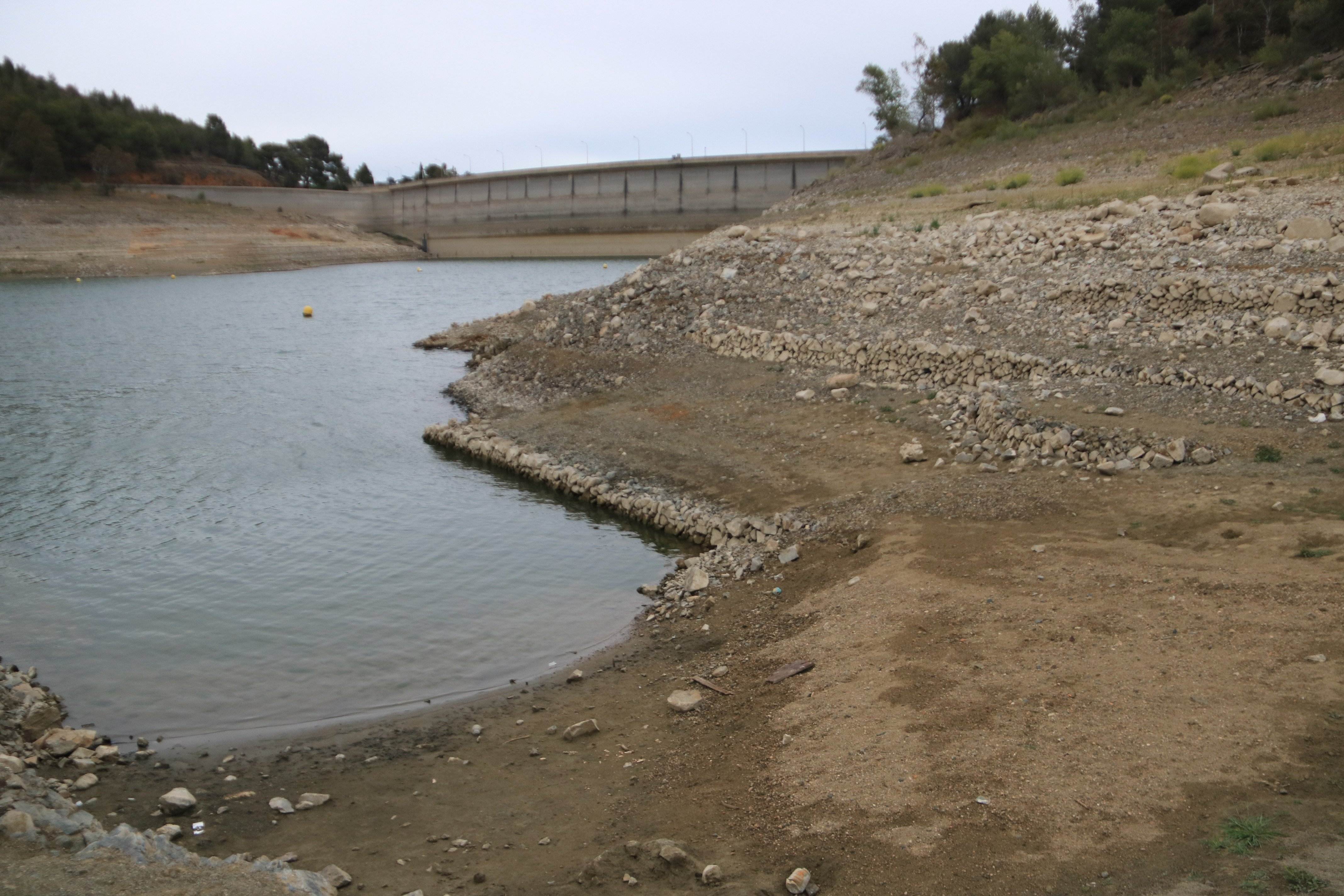 Les restriccions d'aigua es mantindran davant la manca de pluges