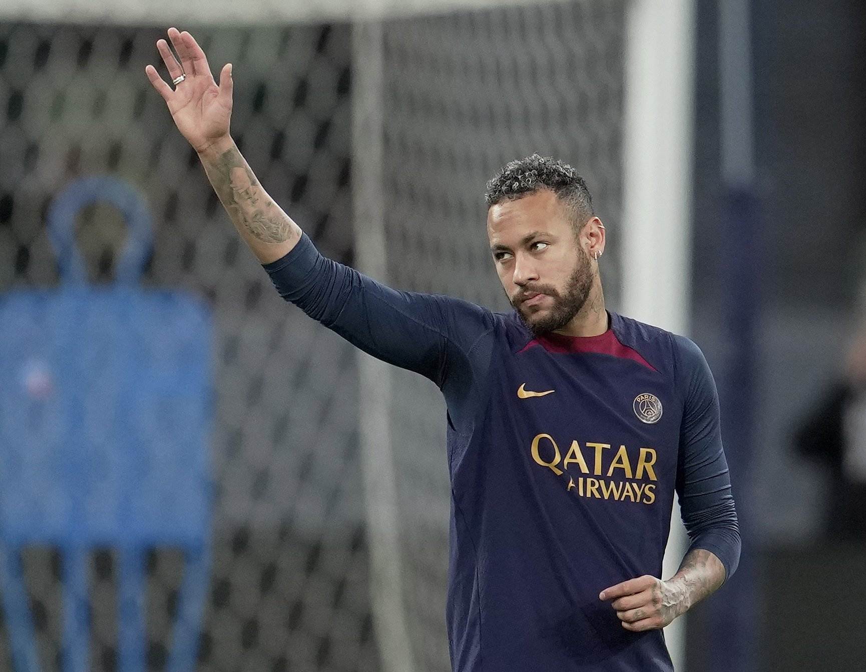 Neymar JR saludando durante un entrenamiento del PSG / Foto: EFE