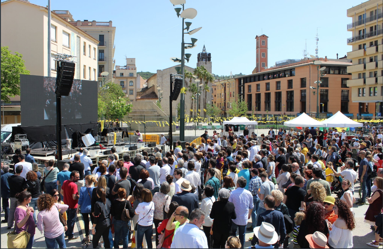 Más de un millar de personas inauguran la plaza del l'U d'Octubre en Girona