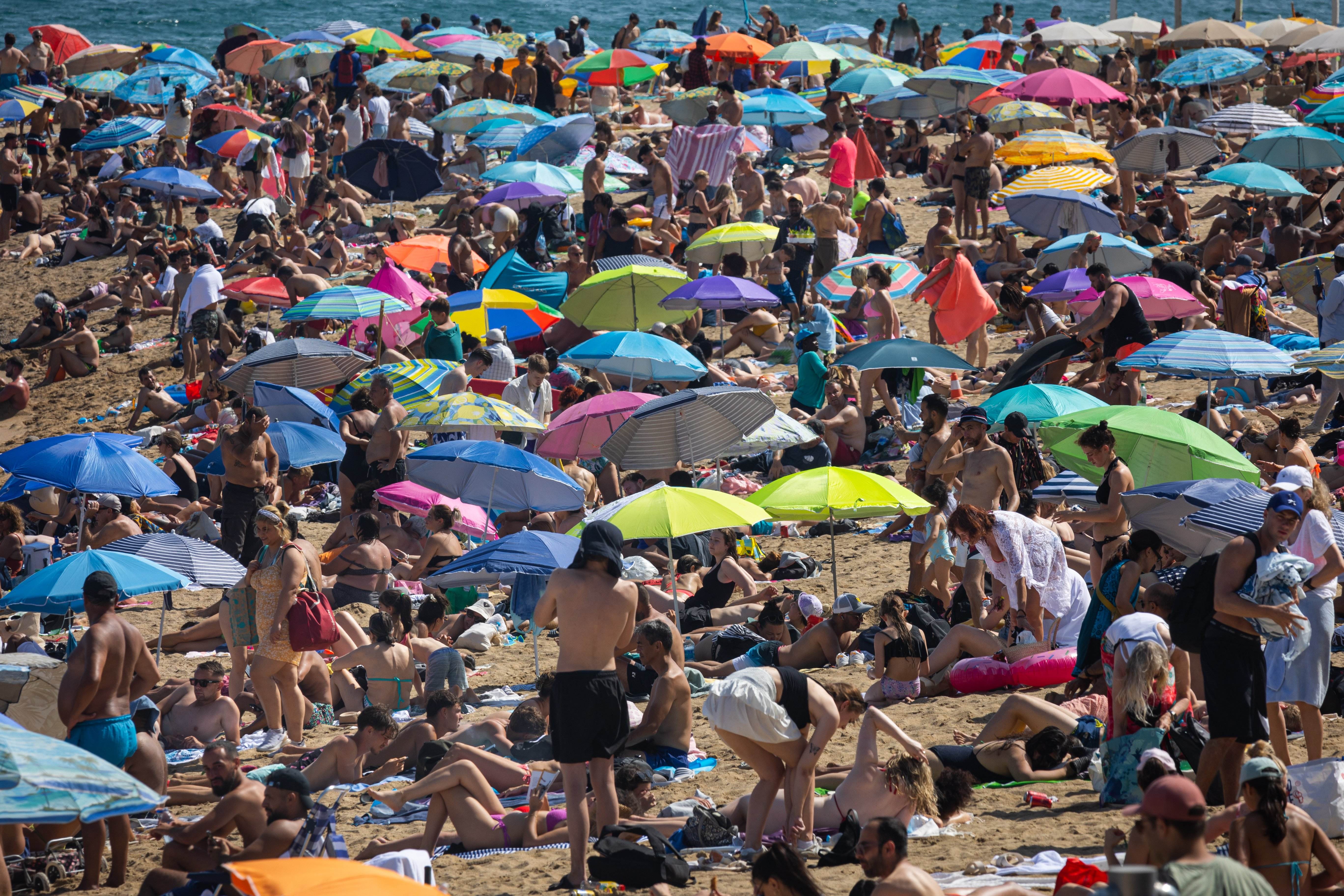 Massificació a les platges de Barcelona. / Foto: Miquel Muñoz.