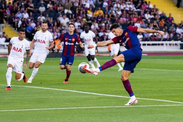 Robert Lewandowski chute Gamper Barça EFE Robert Lewandowski chute Gamper Barça EFE