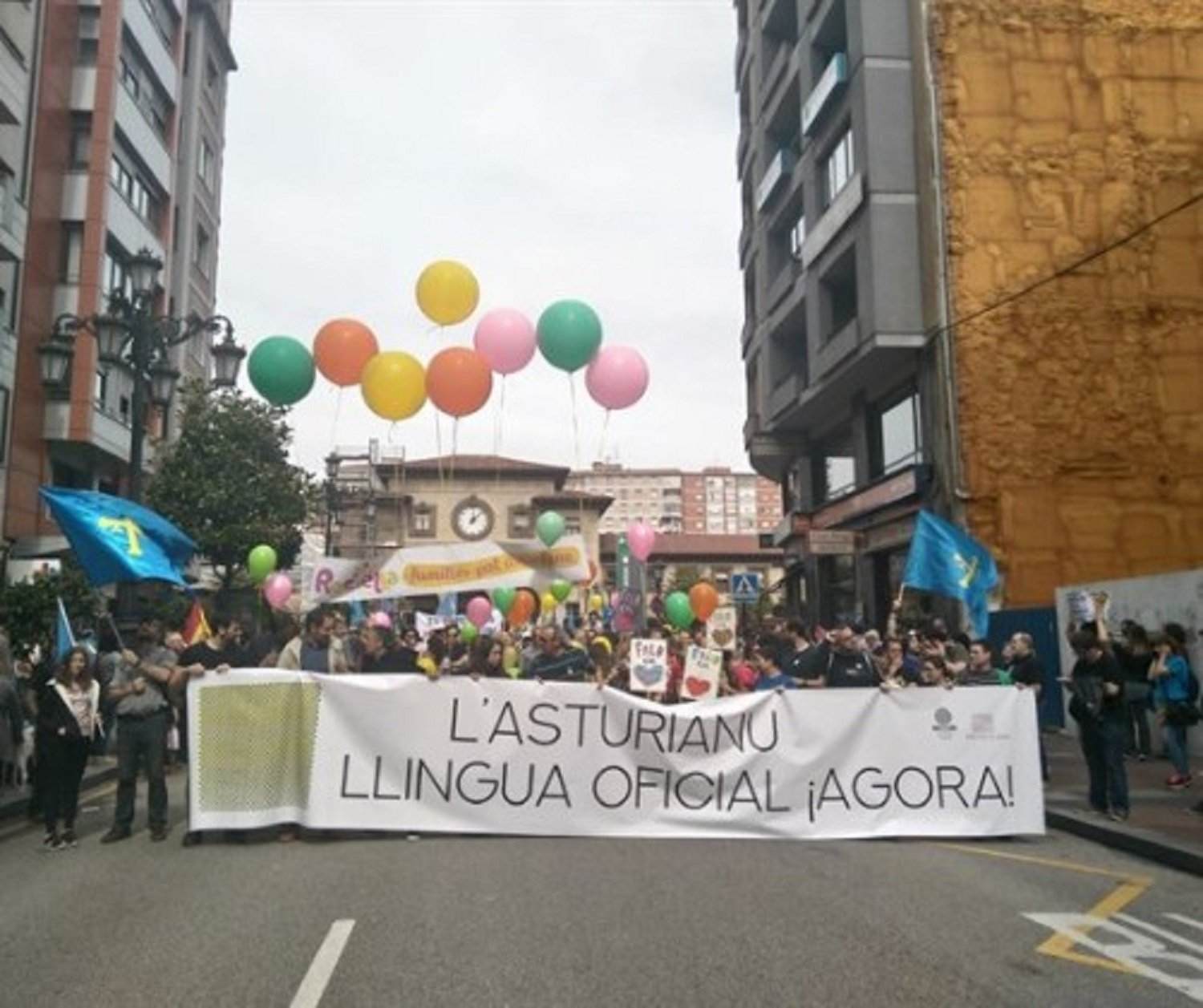 Centenars de persones es manifesten a Oviedo per l'oficialitat de l'asturià