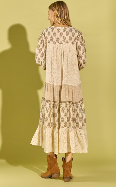 El Corte Inglés agota el vestido boho azul estrella del verano, todavía disponible en beige