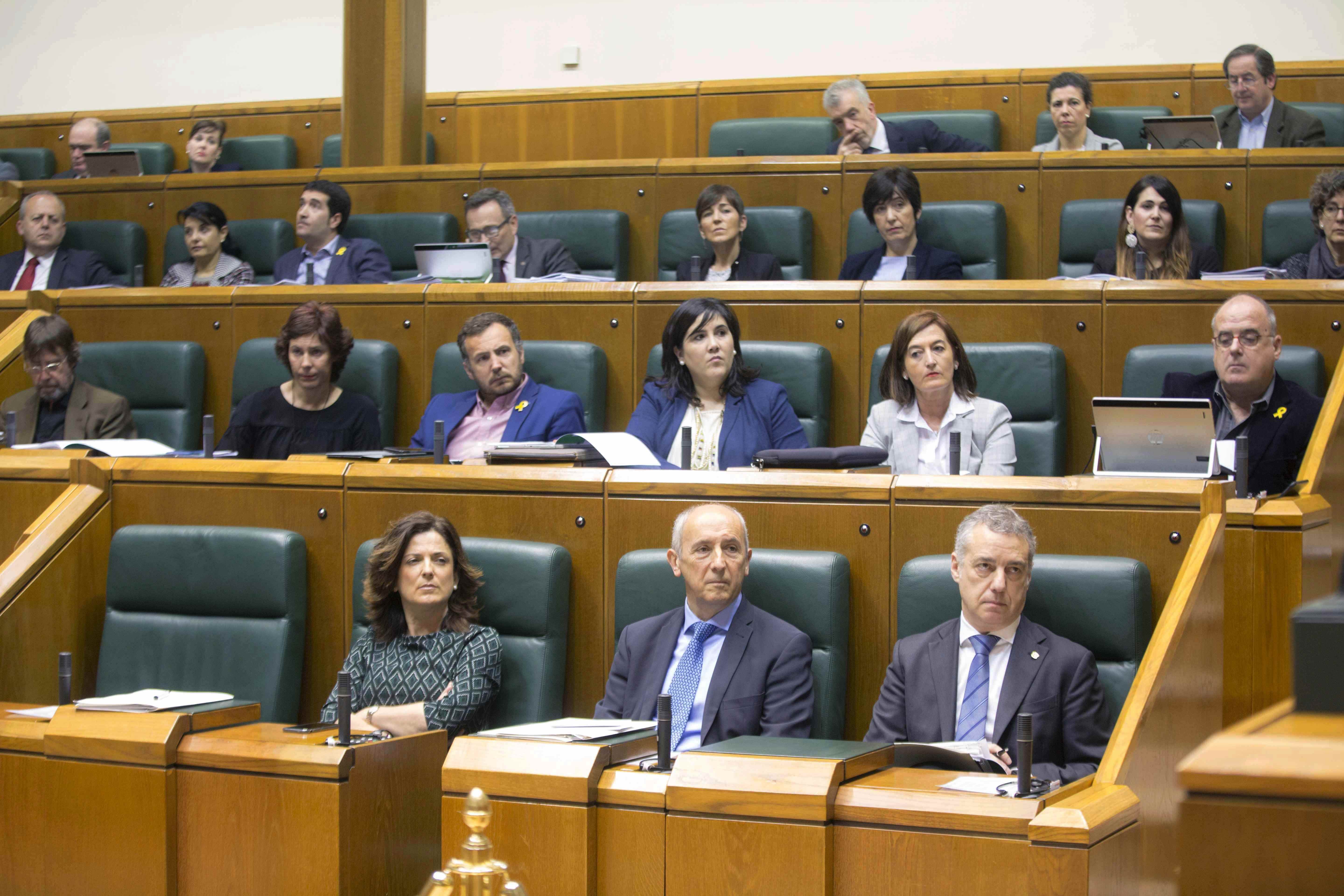 El Parlamento vasco pide una relación con el Estado que contemple el derecho a decidir
