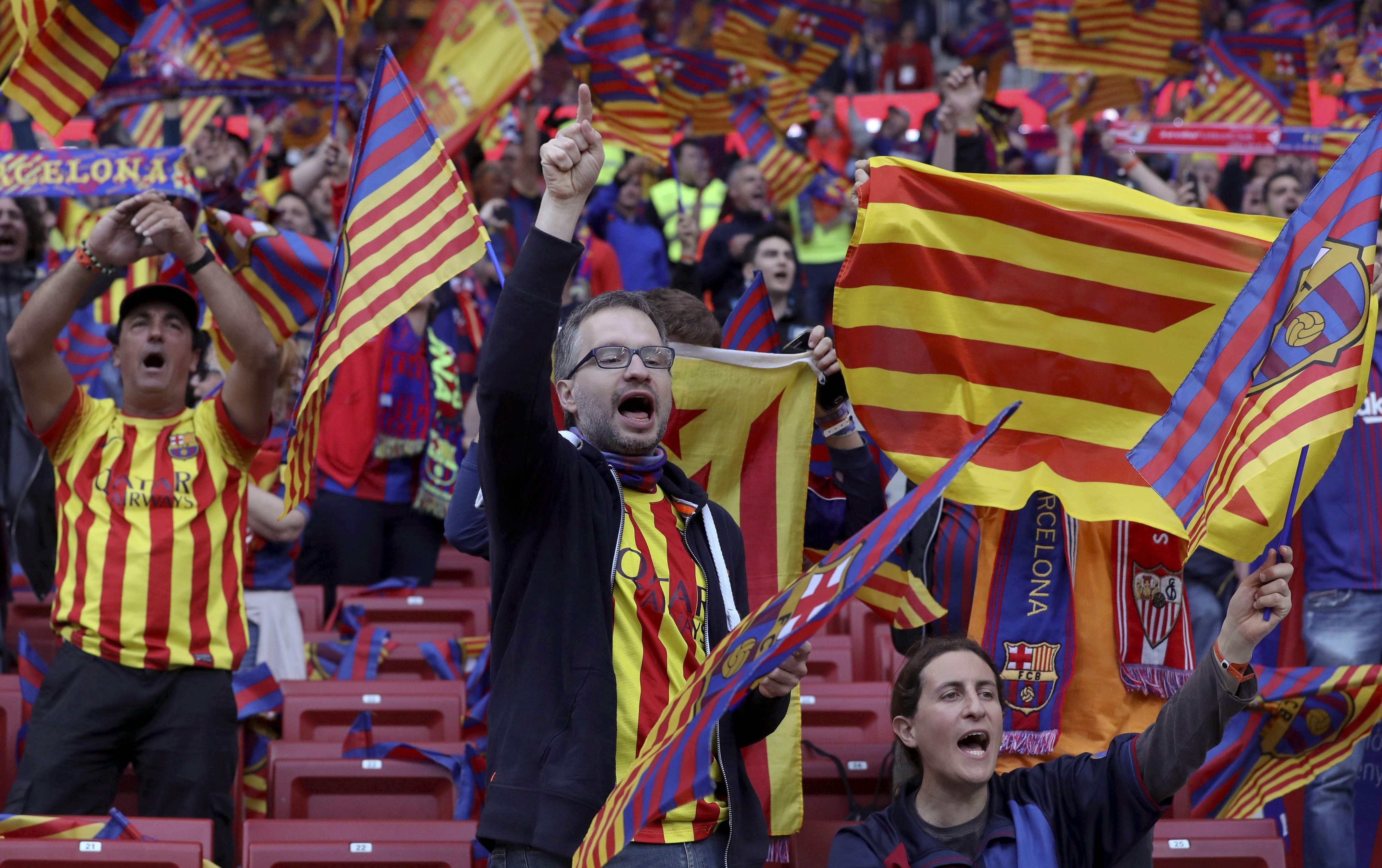 La policía fotografía a aficionados del Barça que pitan el himno español