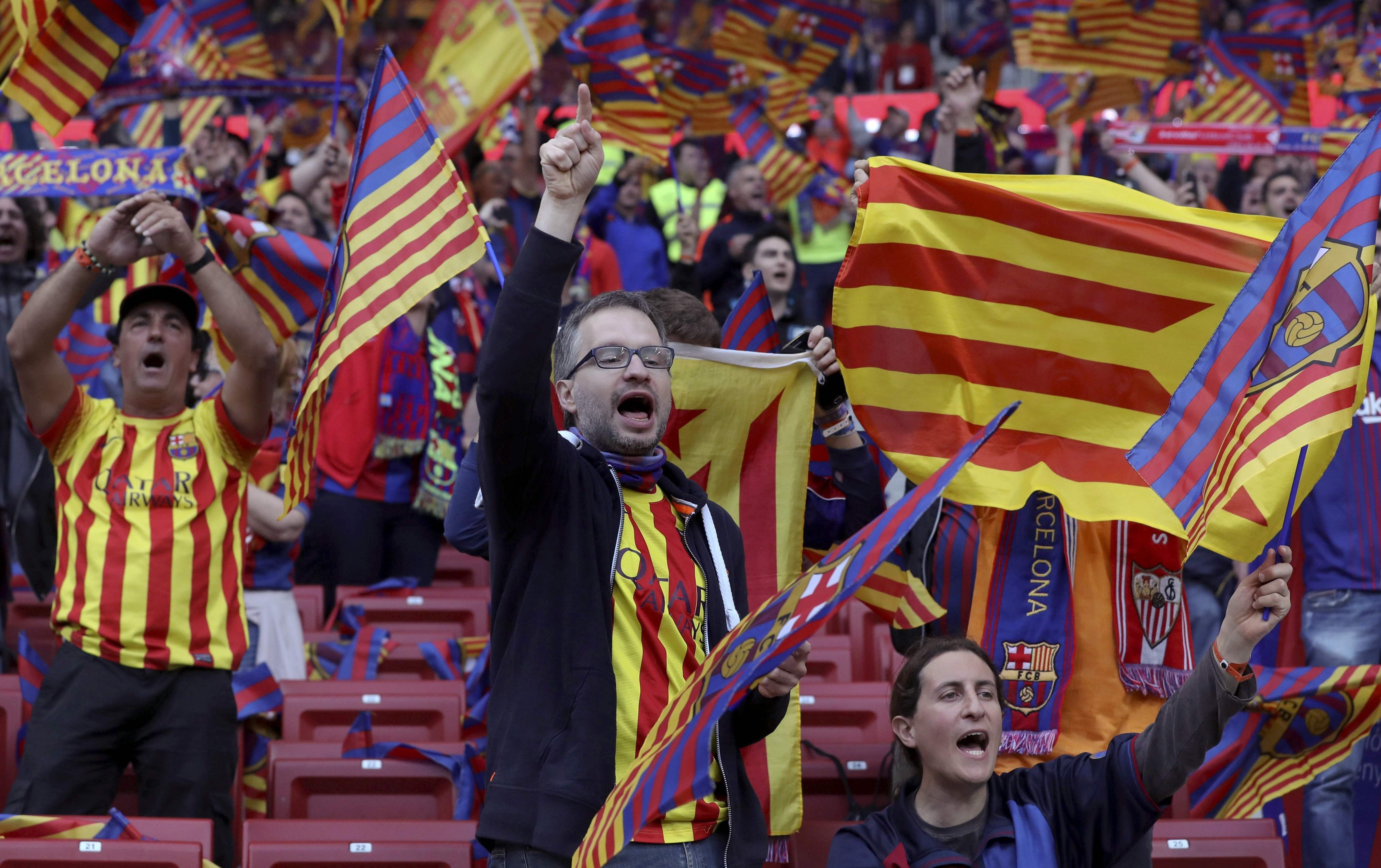 La policia fotografia aficionats del Barça que xiulen l'himne espanyol