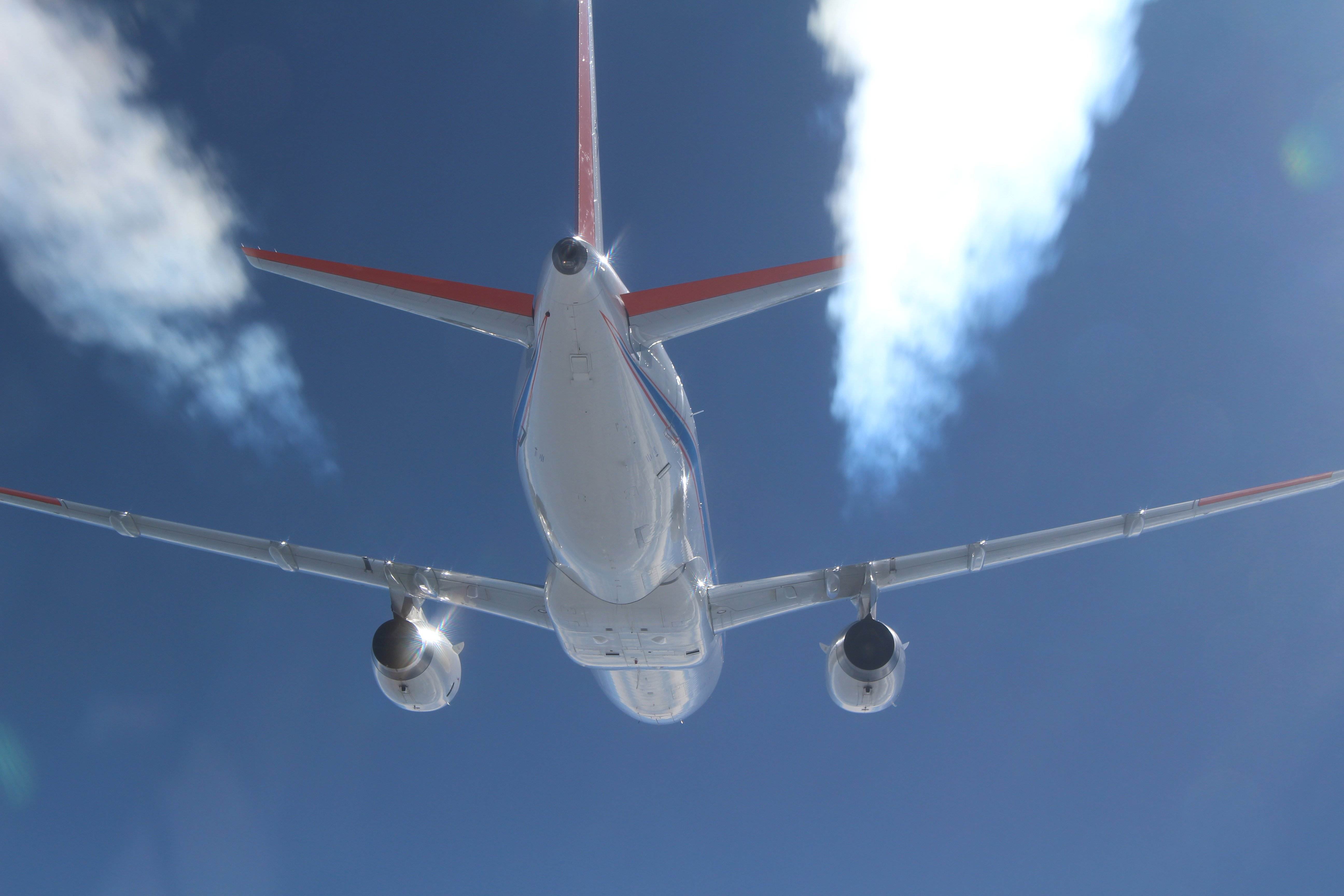 No hay ninguna conspiración detrás de las estelas de los aviones, pero no estaría mal reducir su número
