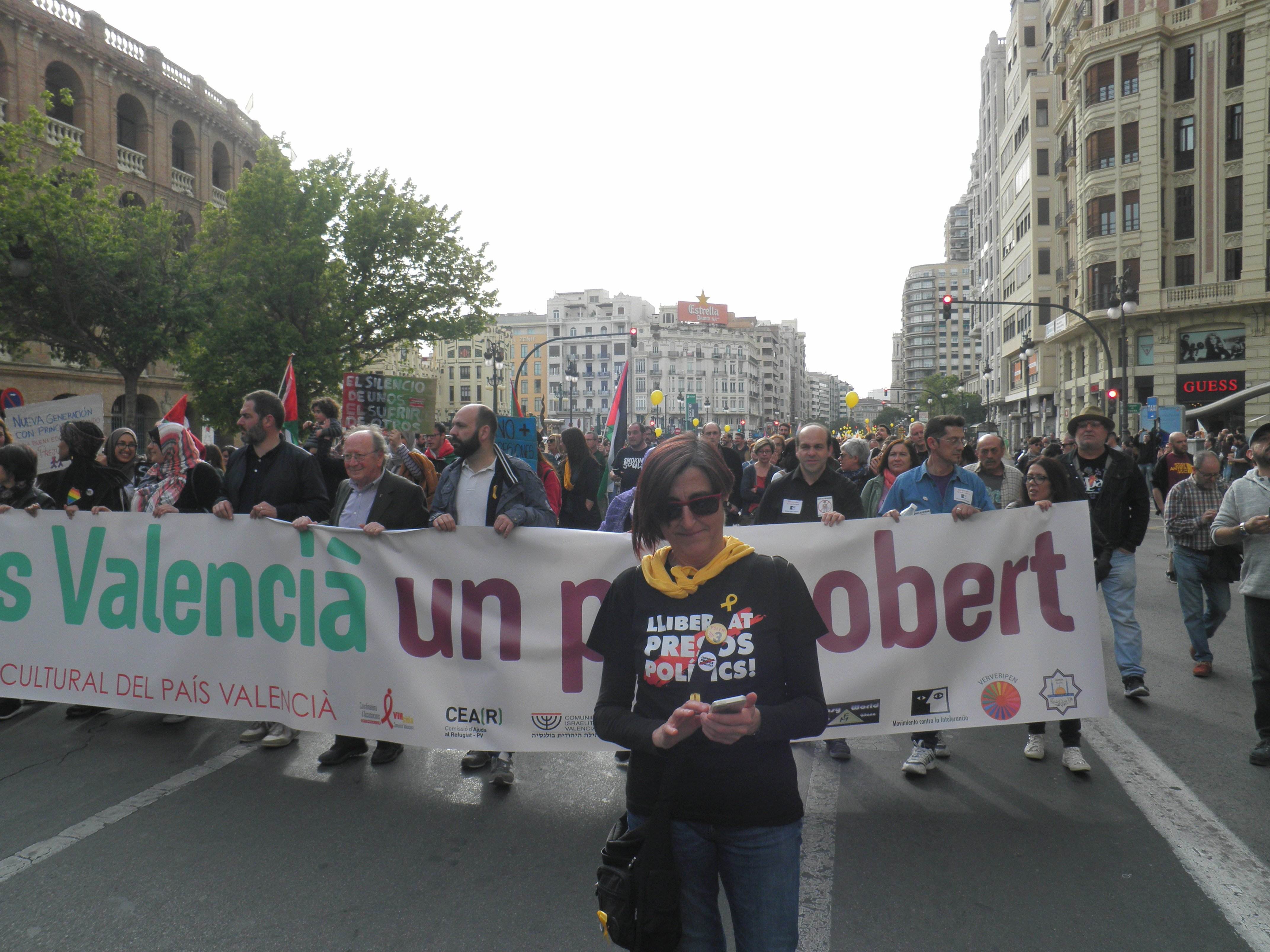 Multitudinario 25 de abril en València con la utraderecha cercada por la policía