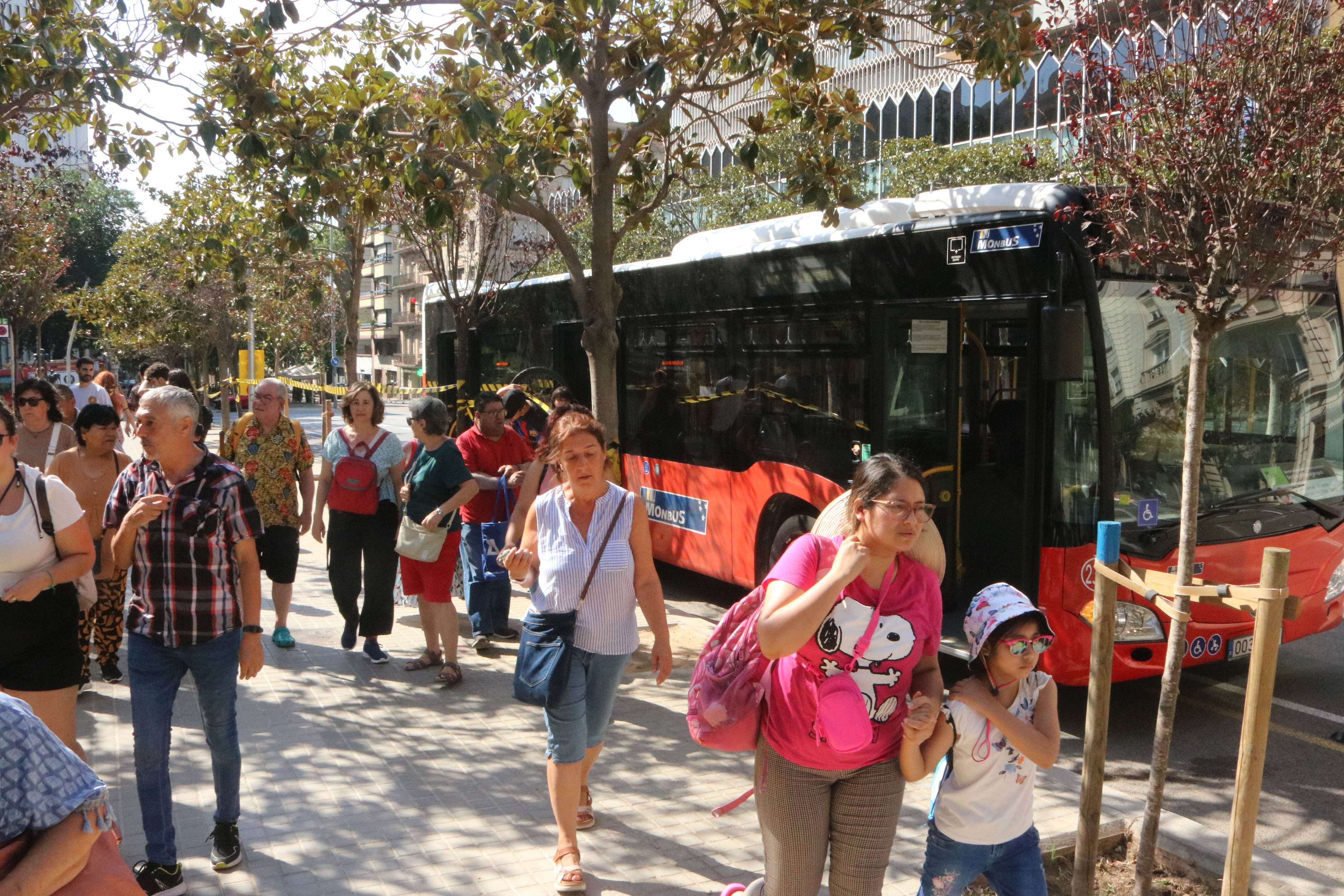 Indignació entre els usuaris dels FGC el primer dia d'obres entre Gràcia i Sarrià: “Anem com a xais"