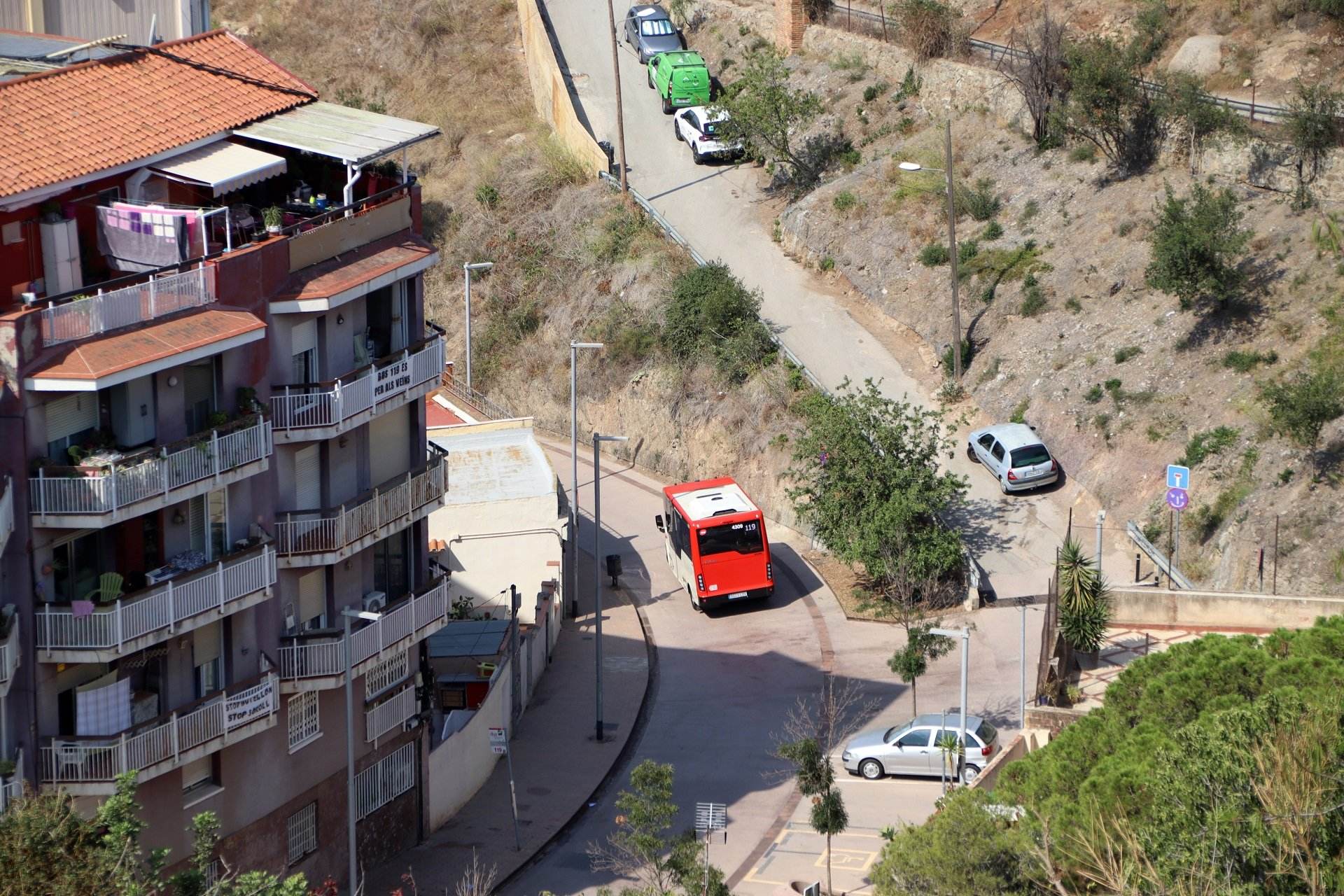Els veïns del Turó de la Rovira denuncien el col·lapse dels busos per la massificació turística de la zona