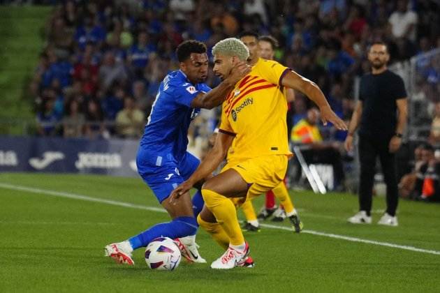 Gastón Álvarez engancha miedo el cuello Ronald Araújo / Foto: EFE - Borja Sánchez-Trillo