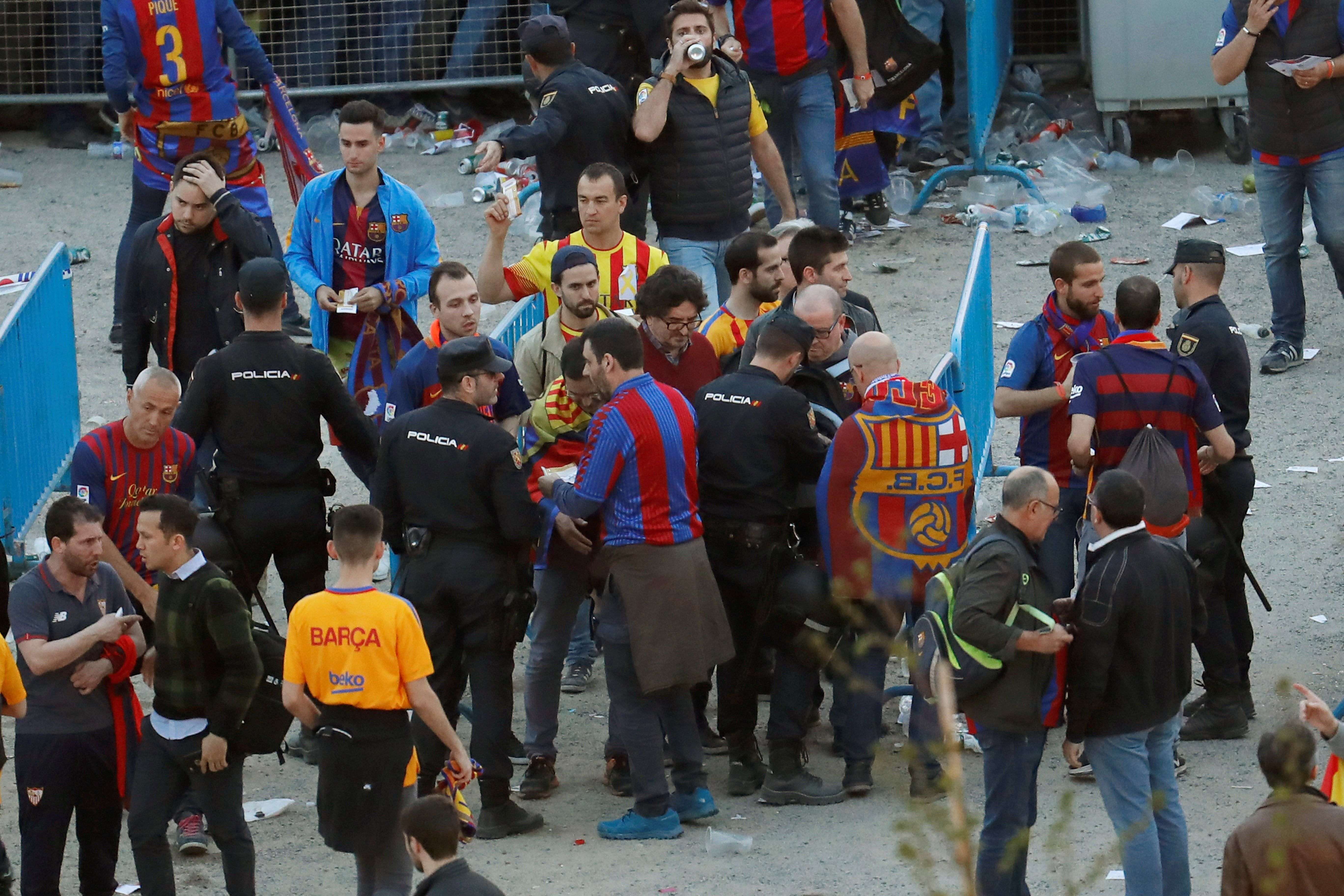 "Han hecho llorar a mi hijo de once años", las denuncias de los aficionados blaugrana