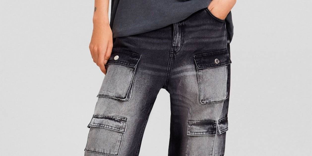 Las nuevas 'pijas' dicen “sí” a los jeans baggy multicargo de Bershka