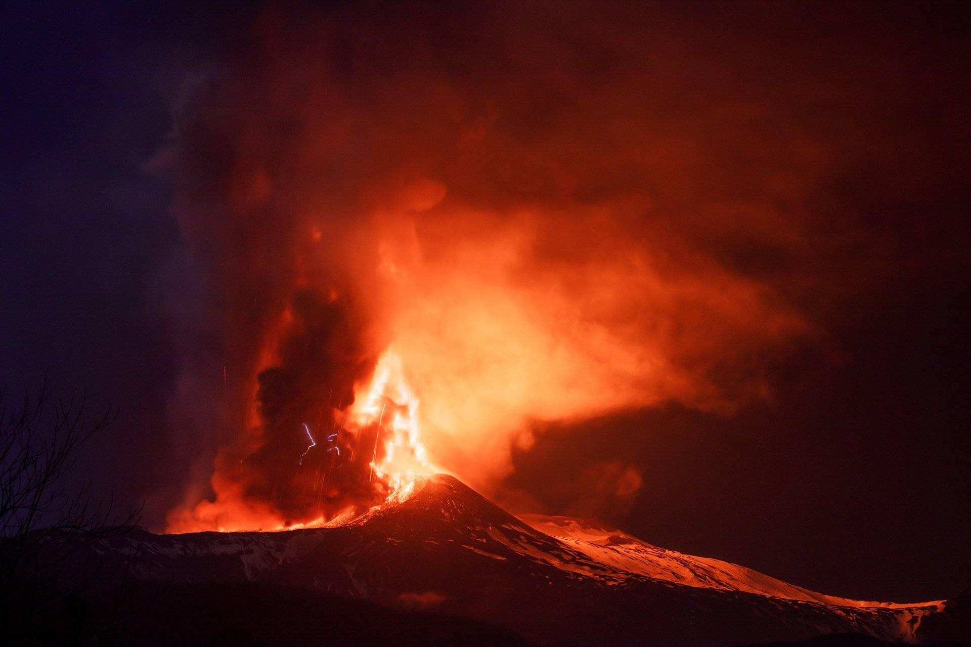 Nova erupció de l'Etna, amb fonts de lava i explosions