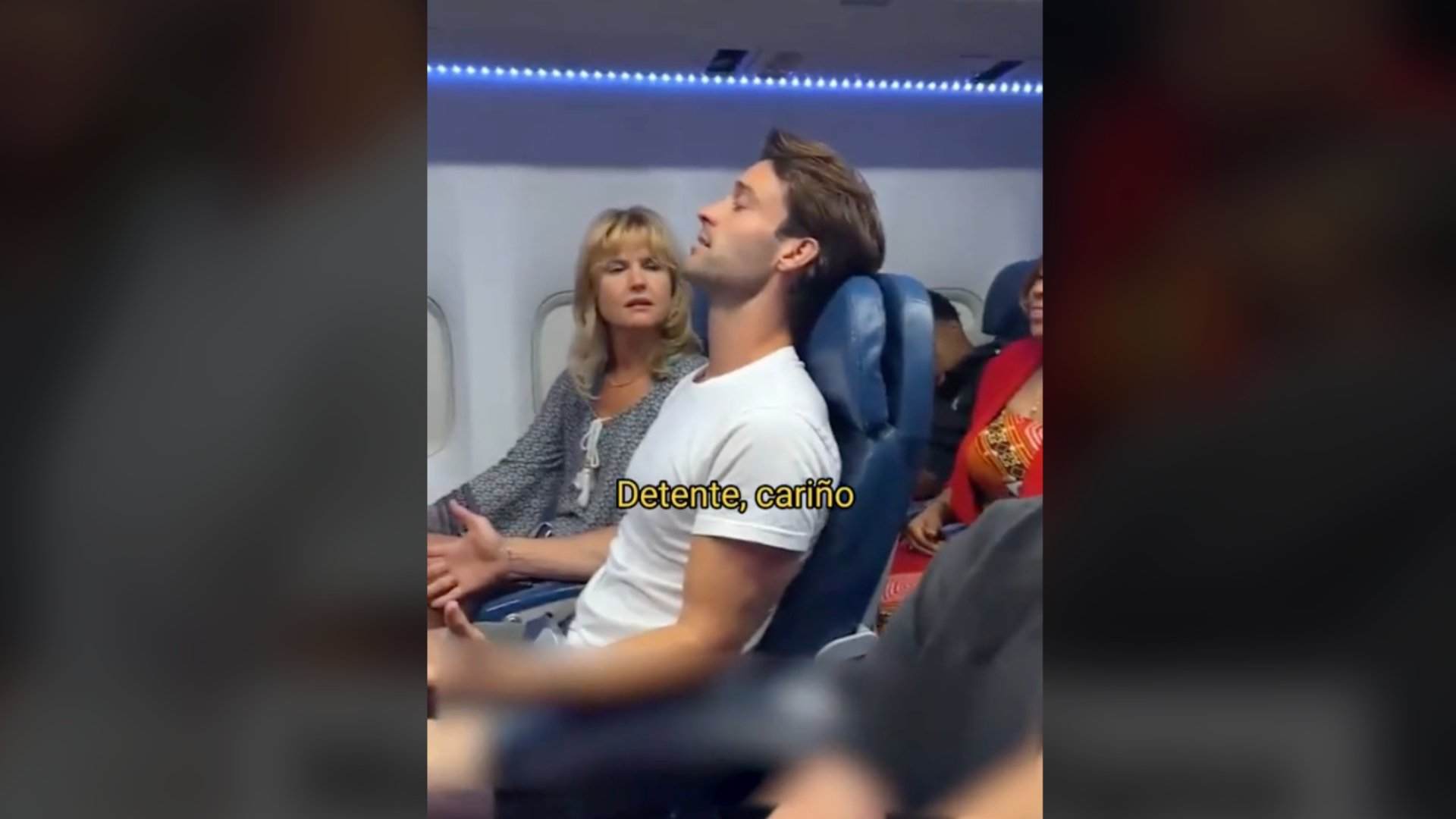 El vídeo viral del nen que molesta en un avió en realitat és un fake que ens hem menjat tots