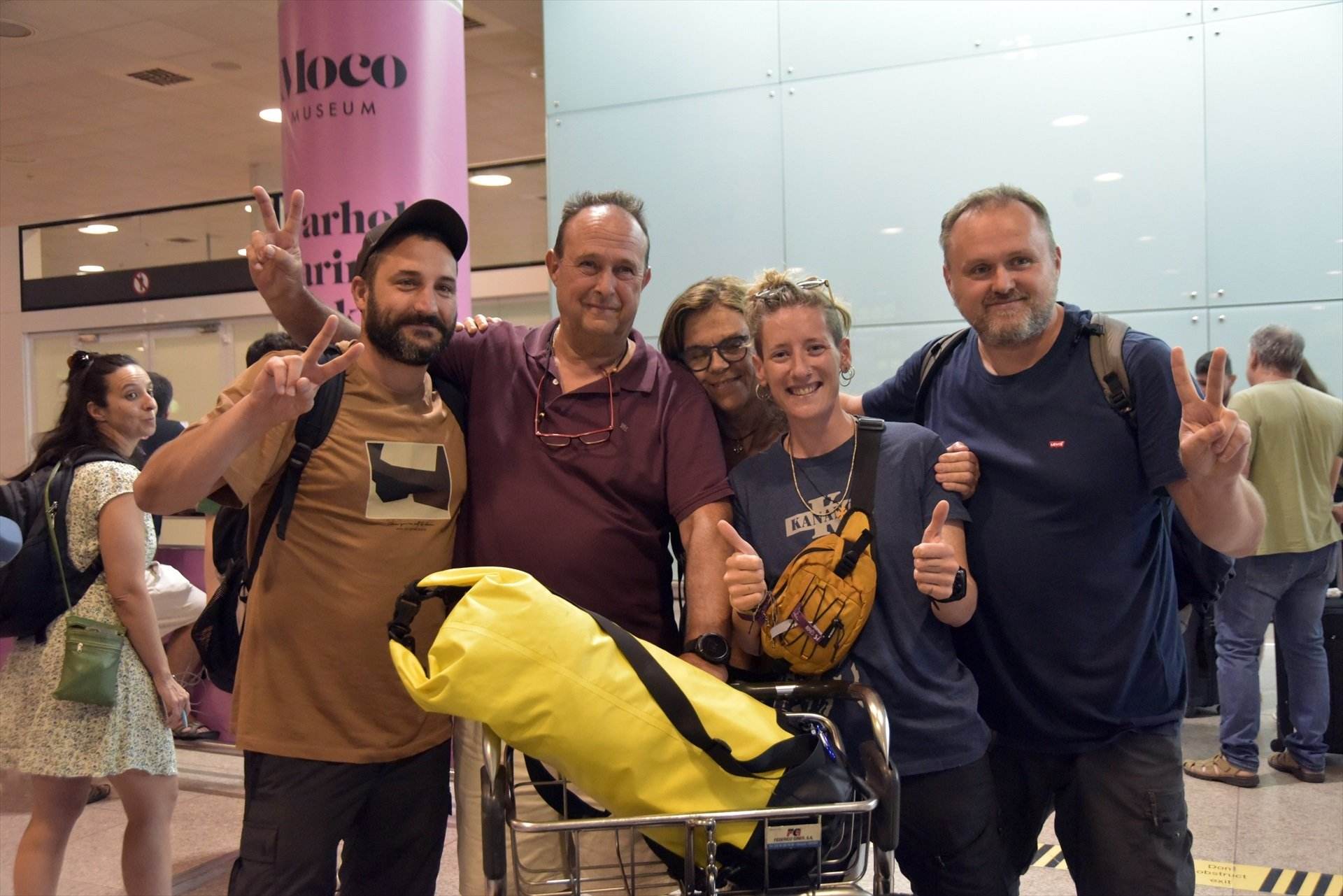 Els turistes catalans atrapats a Etiòpia aterren a l'aeroport de Barcelona