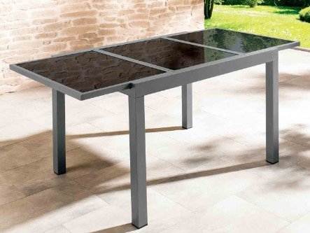 En aluminio y cristal.