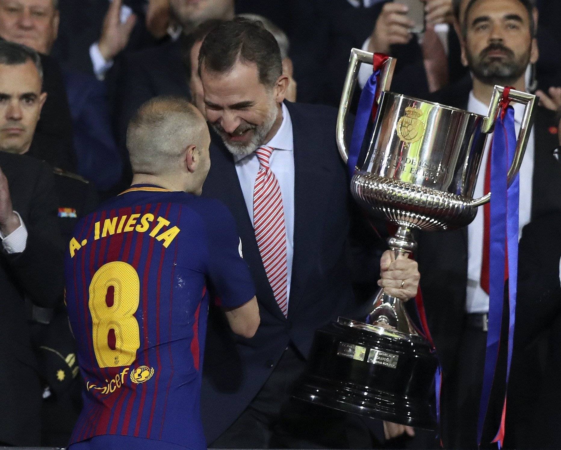 La corbata del Rey con los colores del Sevilla provoca una tormenta política