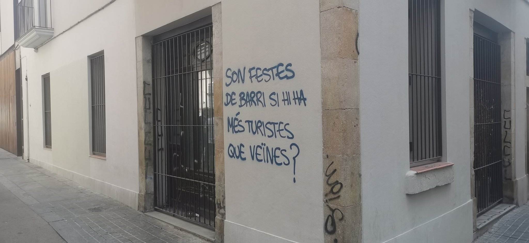 Gràcia se llena de pintadas contra el turismo por la fiesta mayor