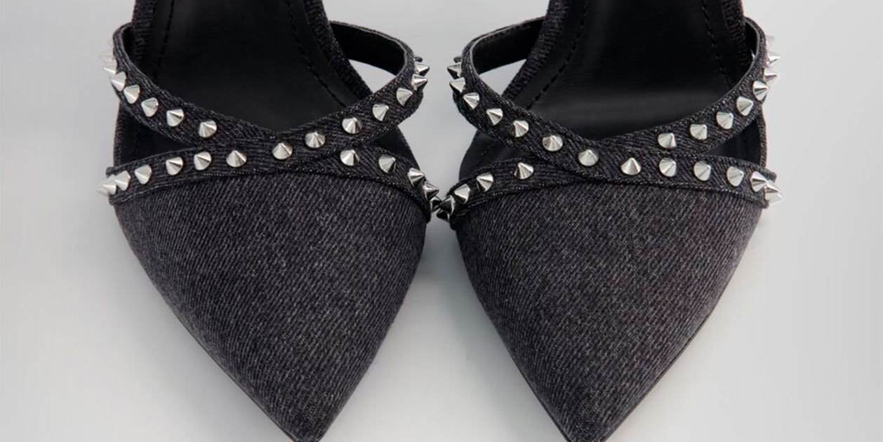 Conectadas a la última moda con zapato denim con tachas de Bershka