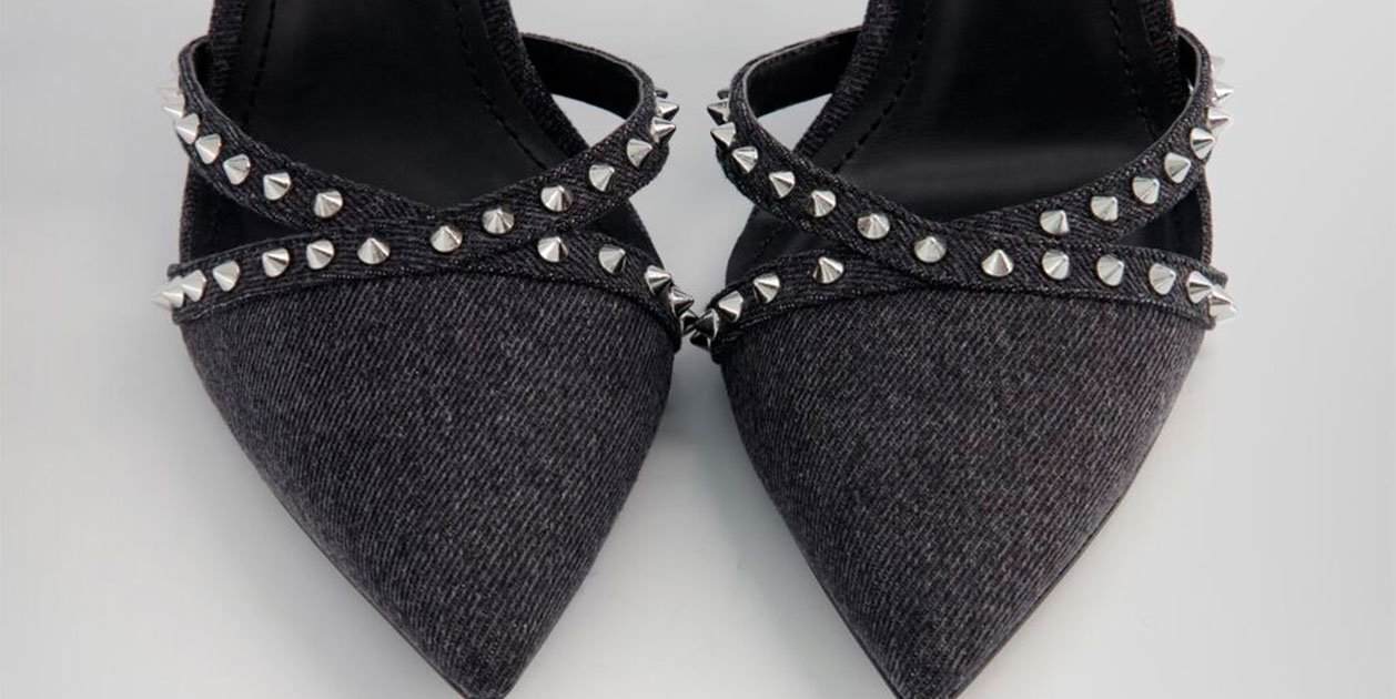 Conectadas a la última moda con zapato denim con tachas de Bershka