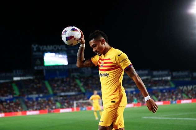 Raphinha con el balón mano durante el Getafe - Barça / Foto: Europa Press