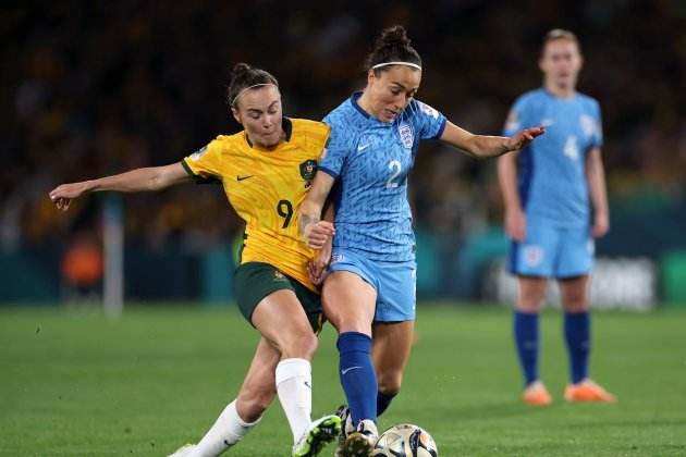 Lucy Bornze luchando el balón durante el Inglaterra - Australia / Foto: Europa Press