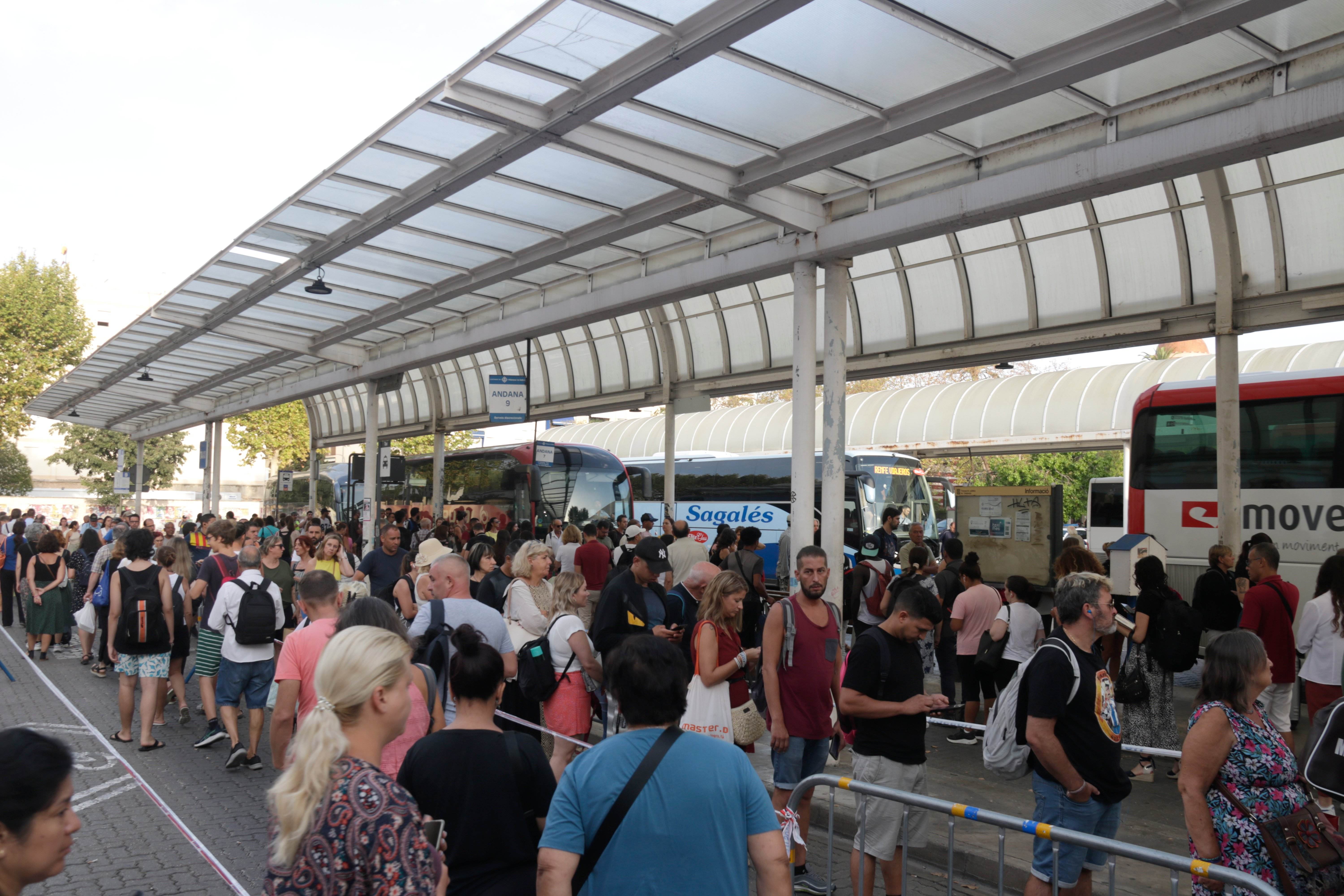 El caos de Rodalies no se detiene: máxima tensión en las estaciones afectadas por el descarrilamiento