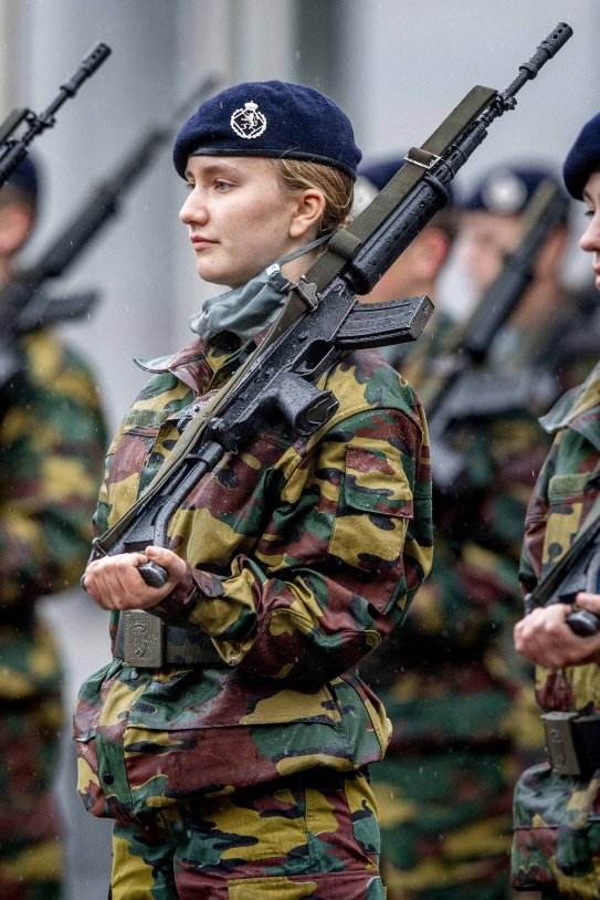 Elisabeth Bélgica desfile militar con arma GTRES