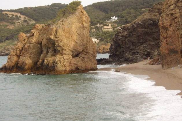 platja nudista familiar catalunya illa vermella