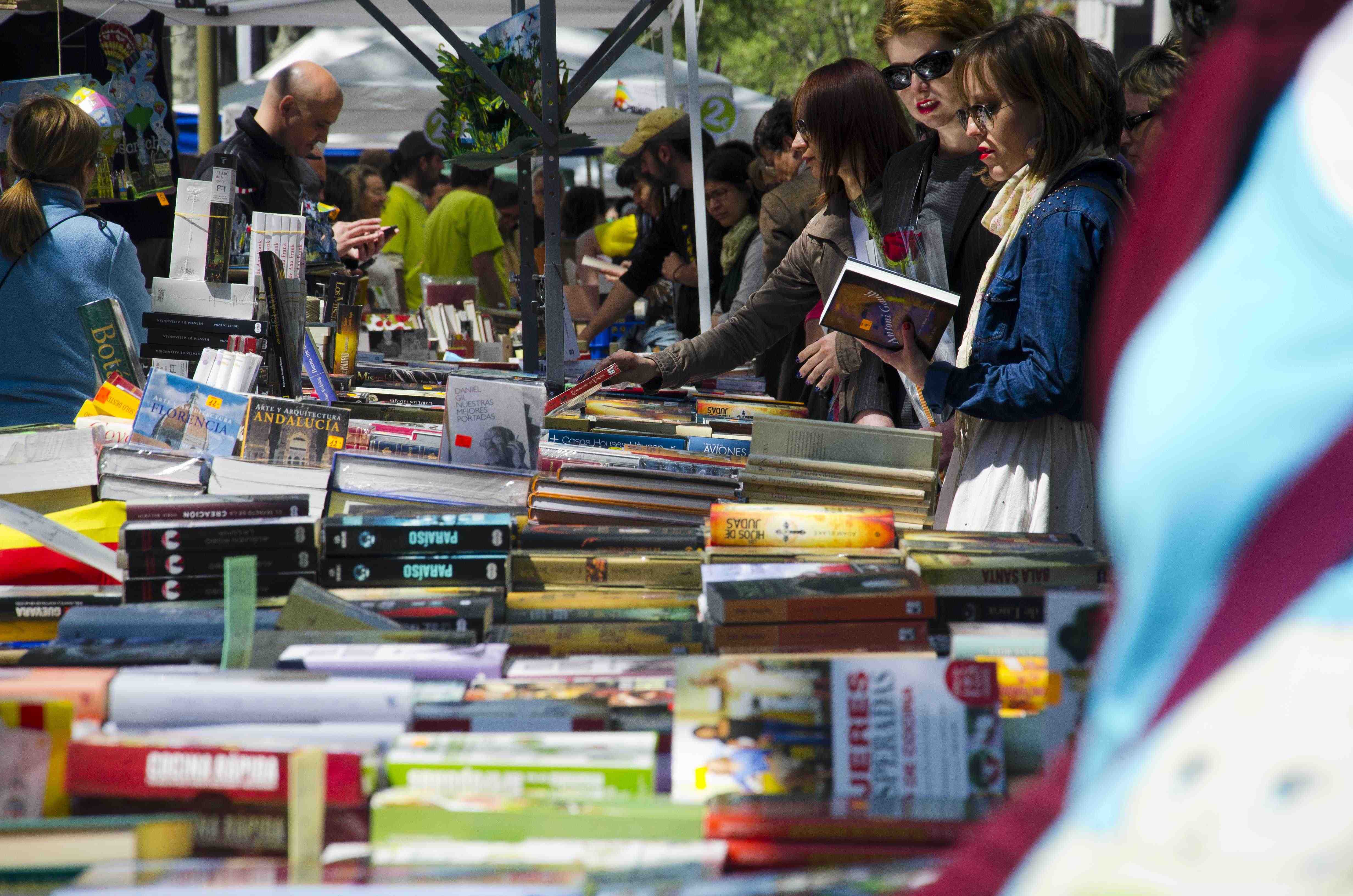 Haz un "me gusta" en persona en el puesto de El Nacional este Sant Jordi