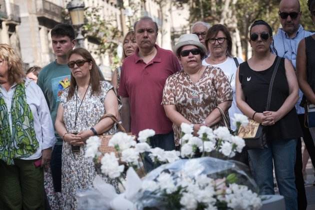 homenatge 17A 2023 rambla barcelona familiars víctimes foto carlos baglietto homenatge 17A 2023 rambla barcelona familiars víctimes foto carlos baglietto