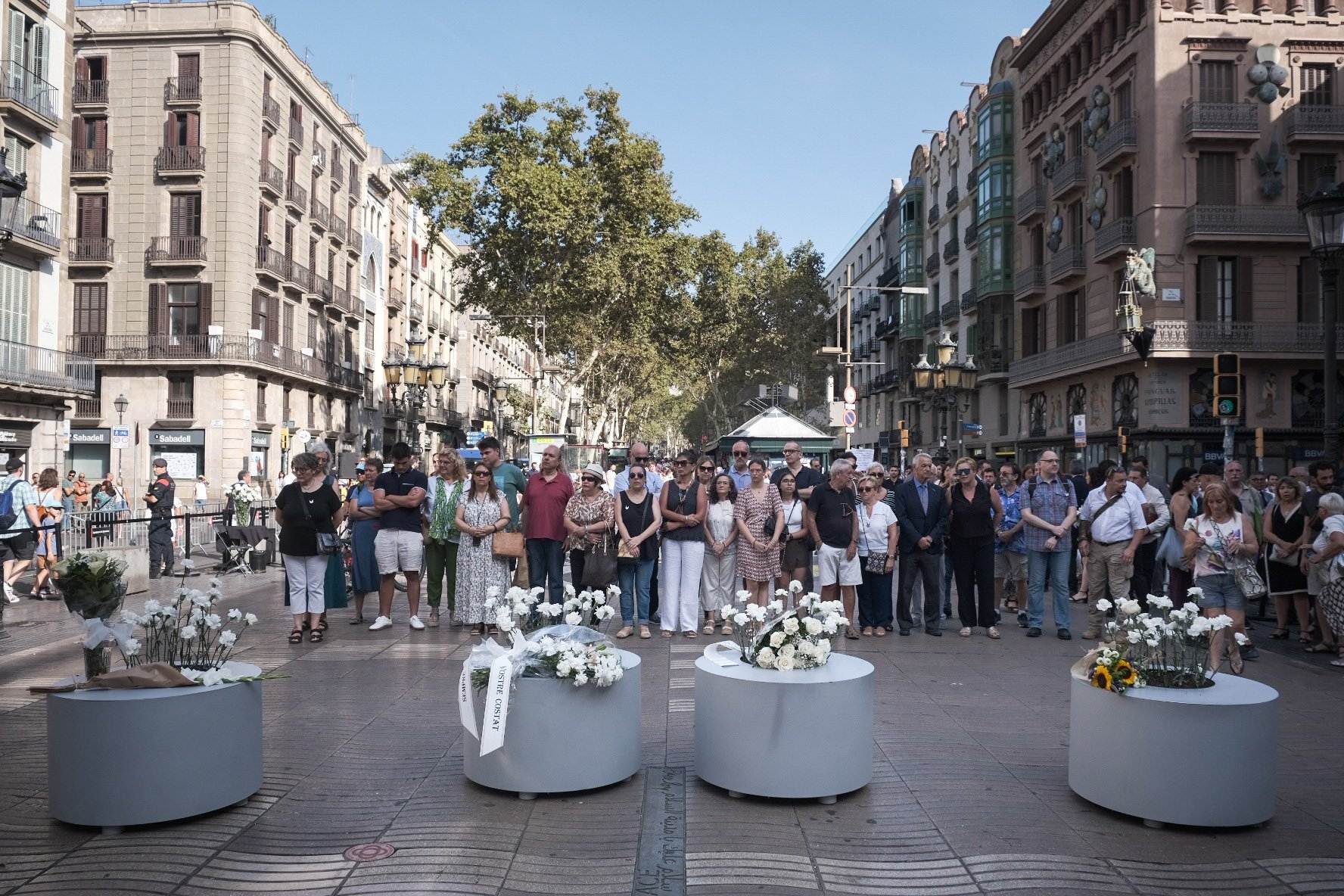 Barcelona commemora l'aniversari del 17-A amb sis minuts de silenci i les víctimes denuncien abandonament