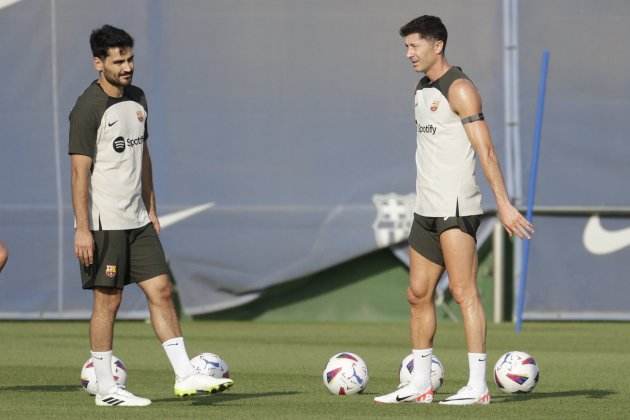 Robert Lewandowski y Gündogan durante un entreno del Barça / Foto: EFE Robert Lewandowski y Gündogan durante un entreno del Barça / Foto: EFE