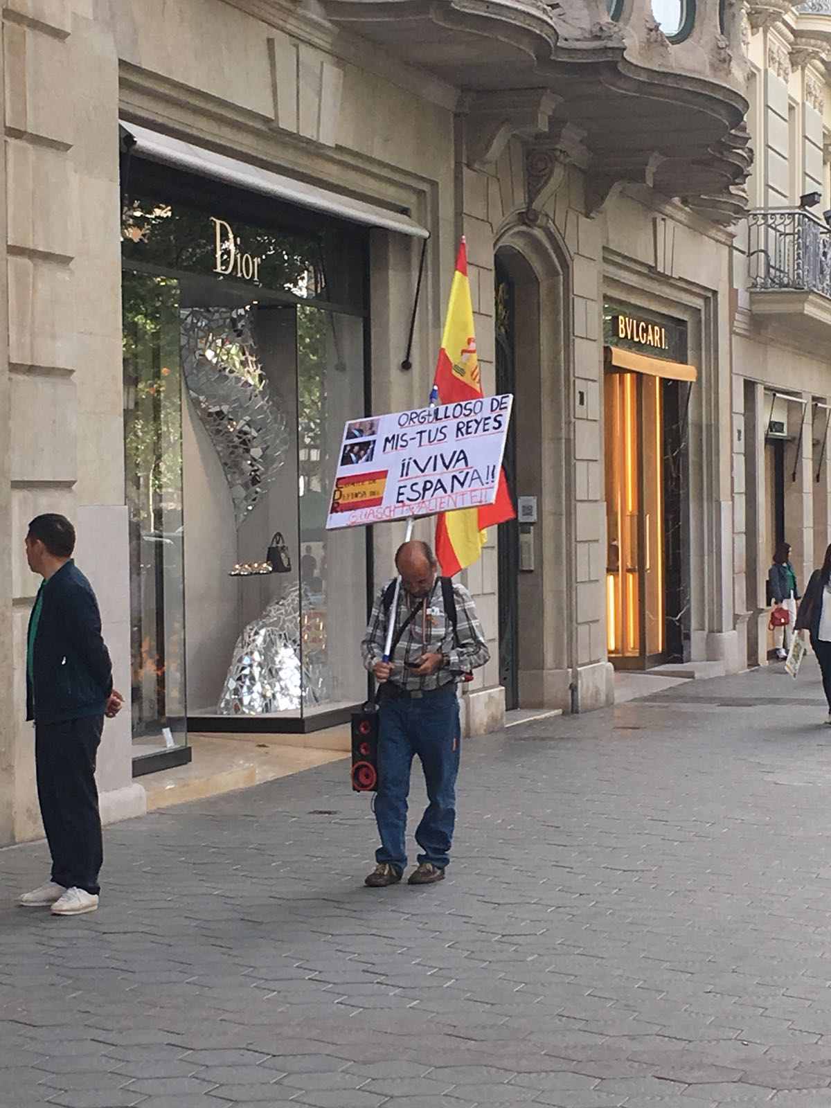 VÍDEO: Un home passeja per Barcelona amb un altaveu amb l'himne espanyol