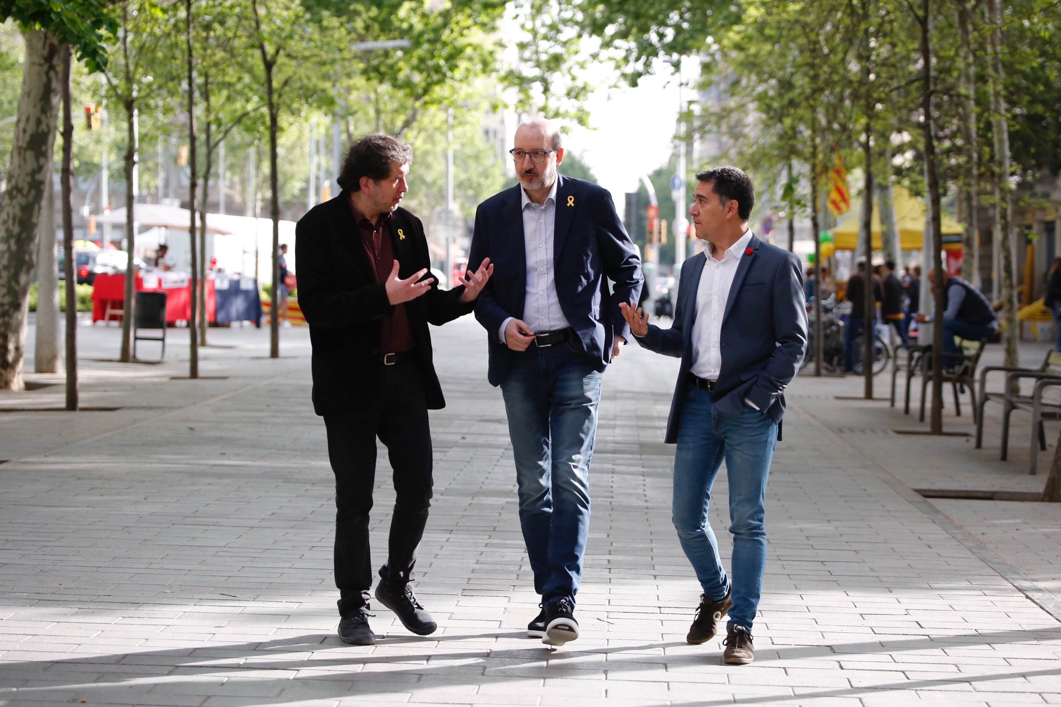 Els escriptors preparen les plomes per a les signatures