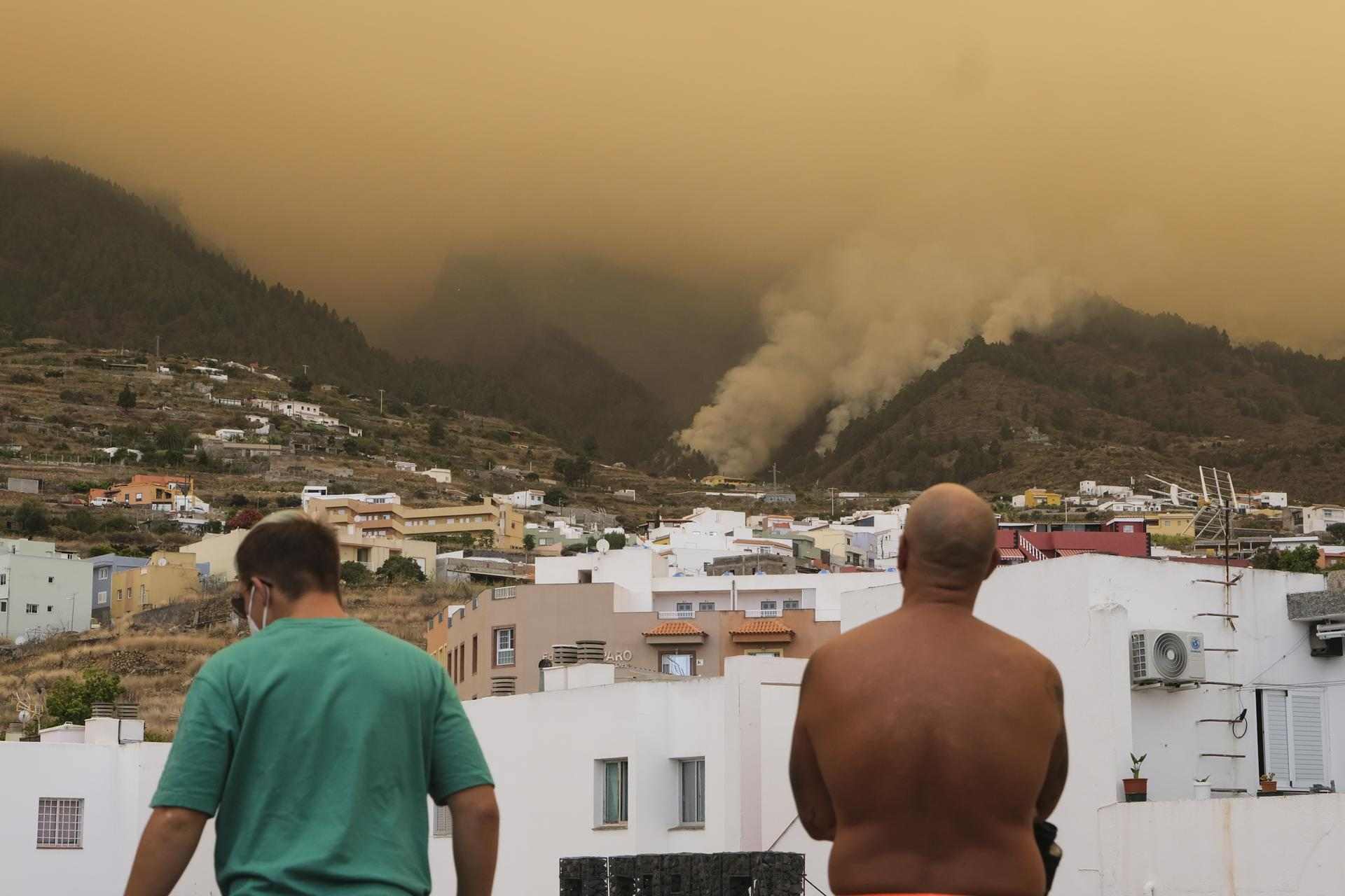 Incendi descontrolat a Tenerife: 3.273 hectàrees cremades i milers d'evacuats