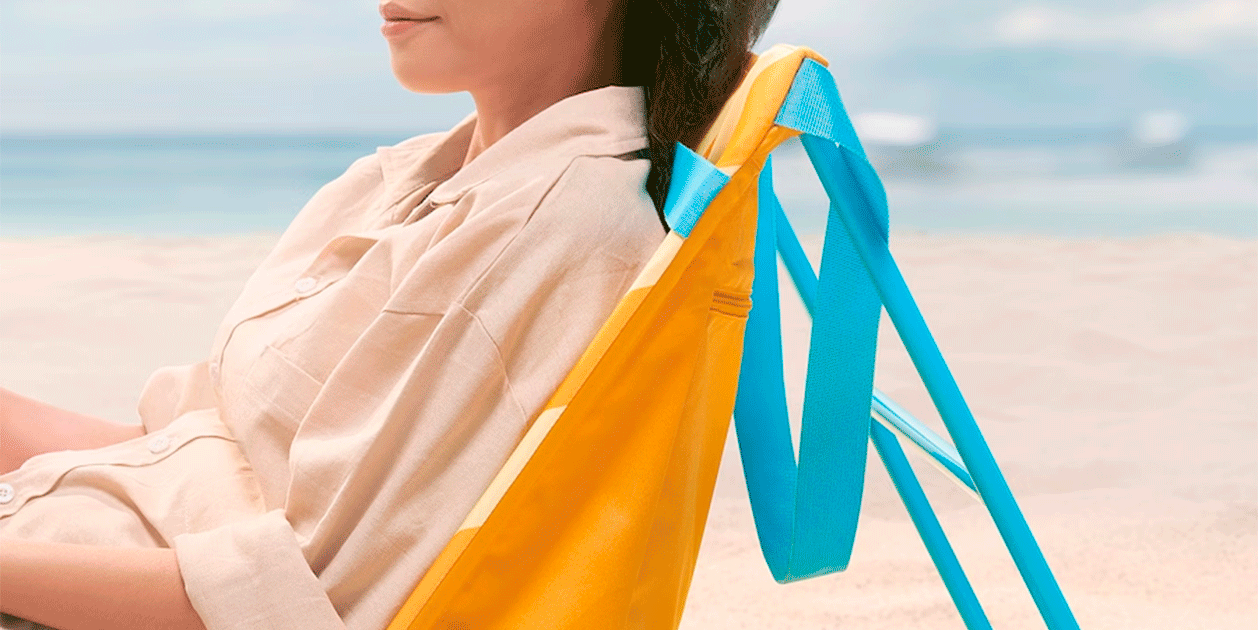 Ikea diseña una tumbona que puedes llevar a la playa como si fuera un bolso