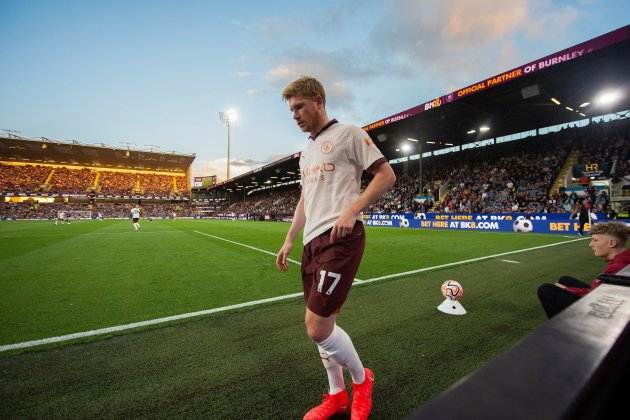 Kevin de Bruyne saliendo del campo del Burlney lesionado / Foto: EFE Kevin de Bruyne saliendo del campo del Burlney lesionado / Foto: EFE