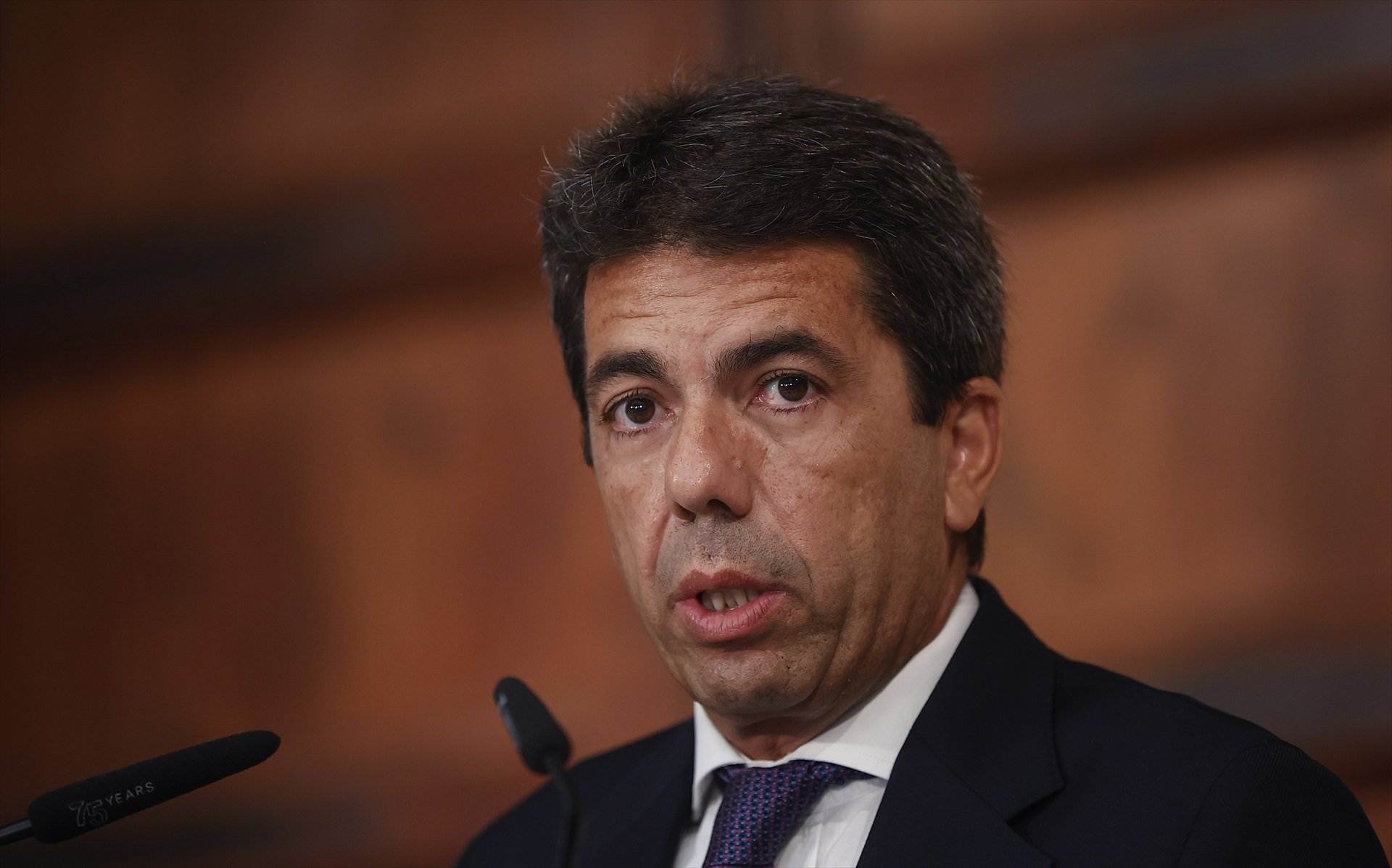 Mazón hace secesionismo lingüístico tras el anuncio de Armengol en el Congreso y la red estalla