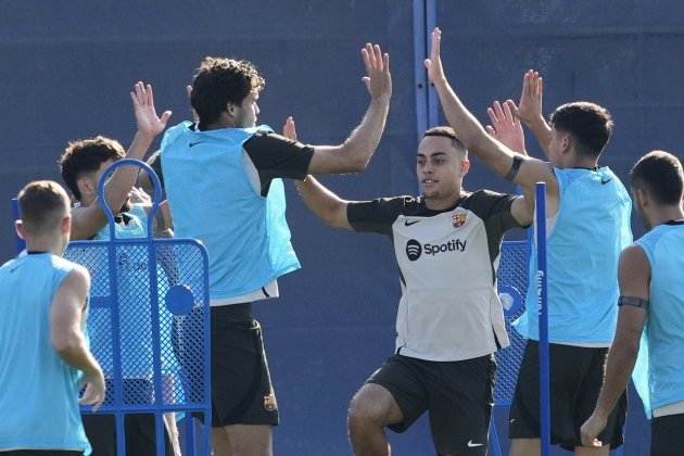 Sergiño Dest durante un entrenamiento del Barça Europa Press